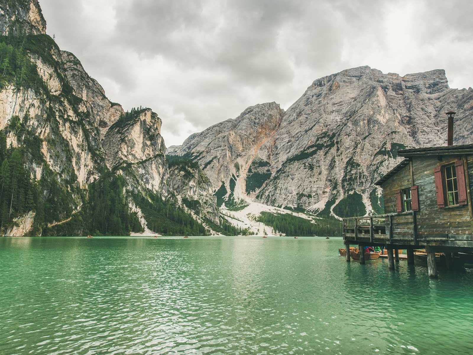 אגם טורקיז מוקף הרים ליד אורטיסיי (Ortisei) בדולומיטים