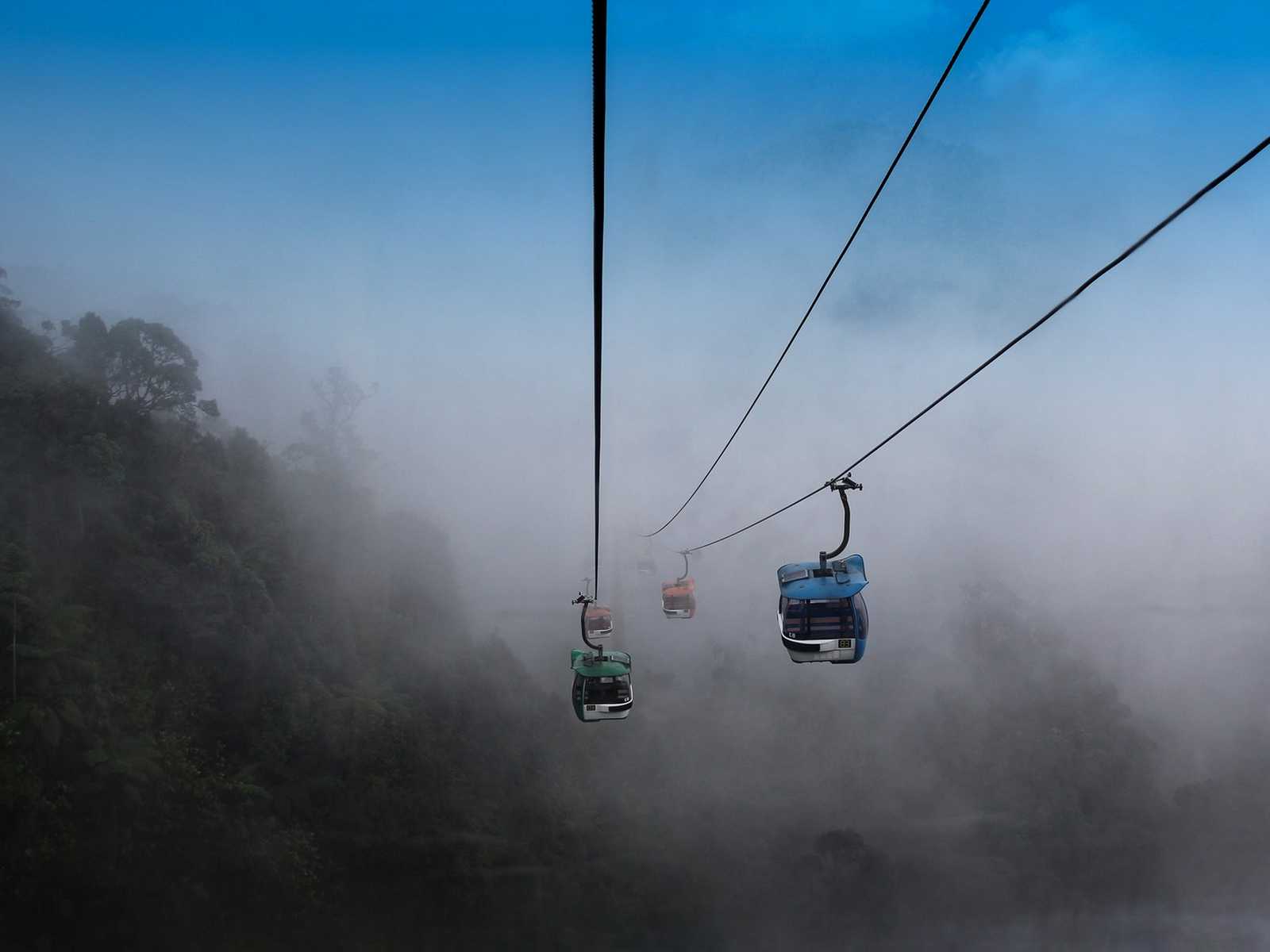טרנטו (Trento) – רכבל מעל נוף הררי מעורפל בהרי הדולומיטים