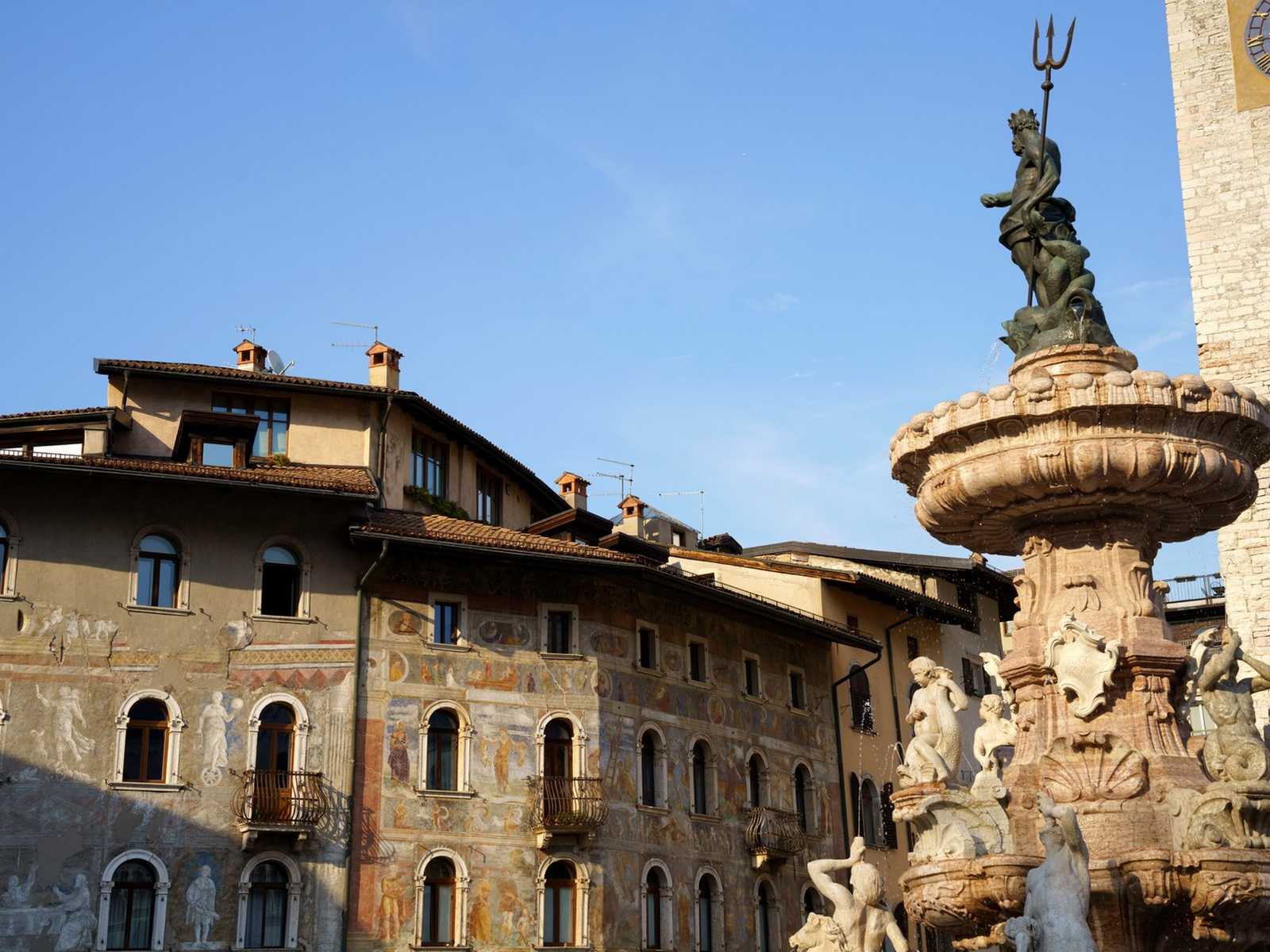 טרנטו (Trento) – מבנים עתיקים וכיכר עירונית עם פסל במרכז העיר