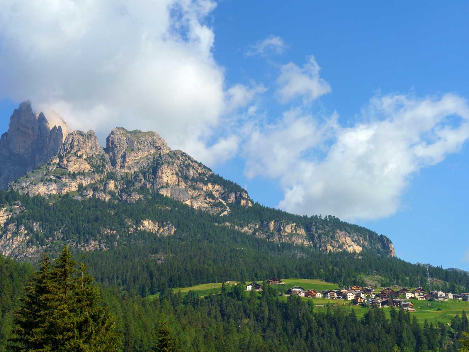 נוף פנורמי של הרי הדולומיטים מעל מוענה (Moena)