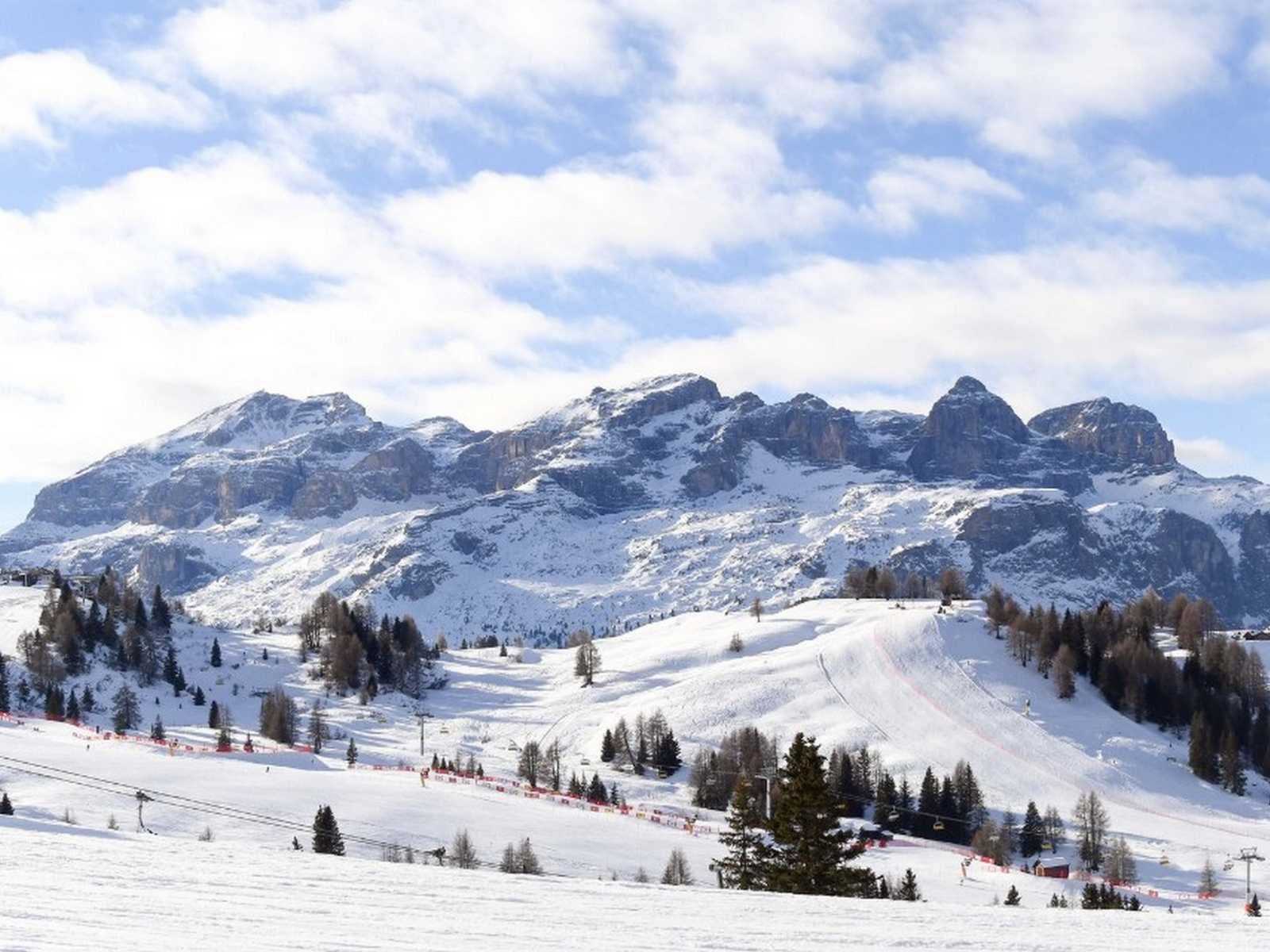 מדרונות מושלגים והרים פנורמיים באזור סן קסיאנו (San Cassiano) בחורף.