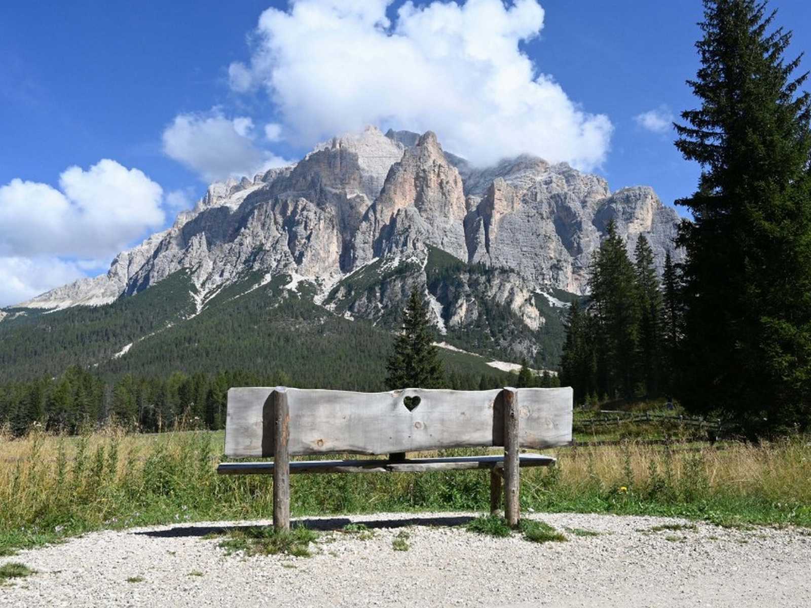 ספסל תצפית מול פסגות הדולומיטים ליד סן קסיאנו.