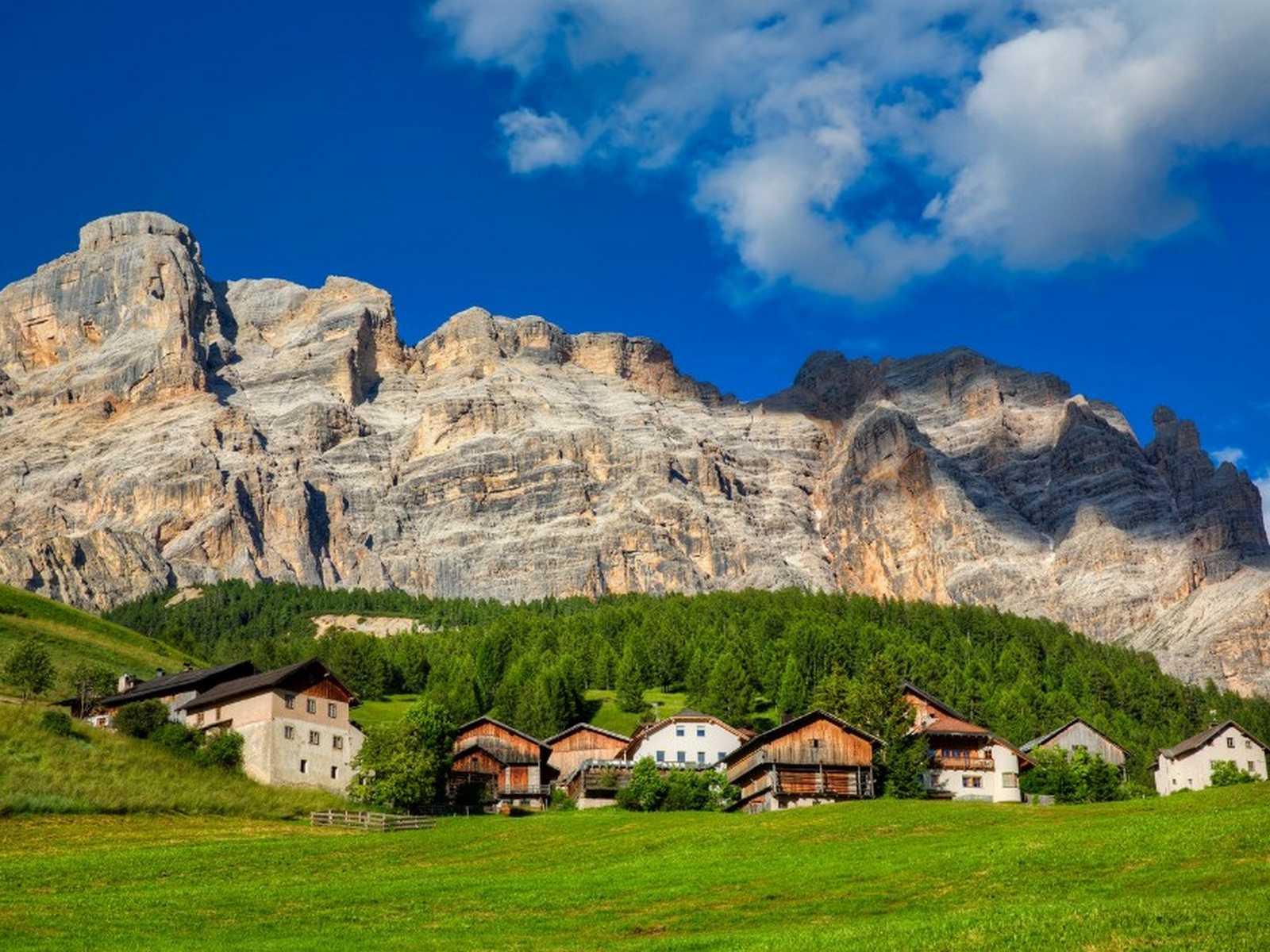 נוף הררי פנורמי מעל אורטיסיי (Ortisei) בלב הרי הדולומיטים