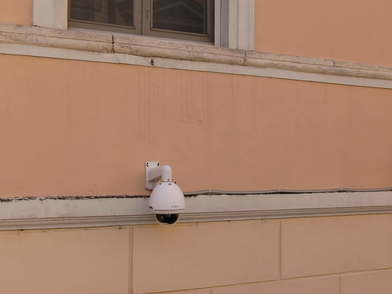 מצלמת תנועה ברחוב בעיר איטלקית שמנטרת כניסה לאזור ZTL