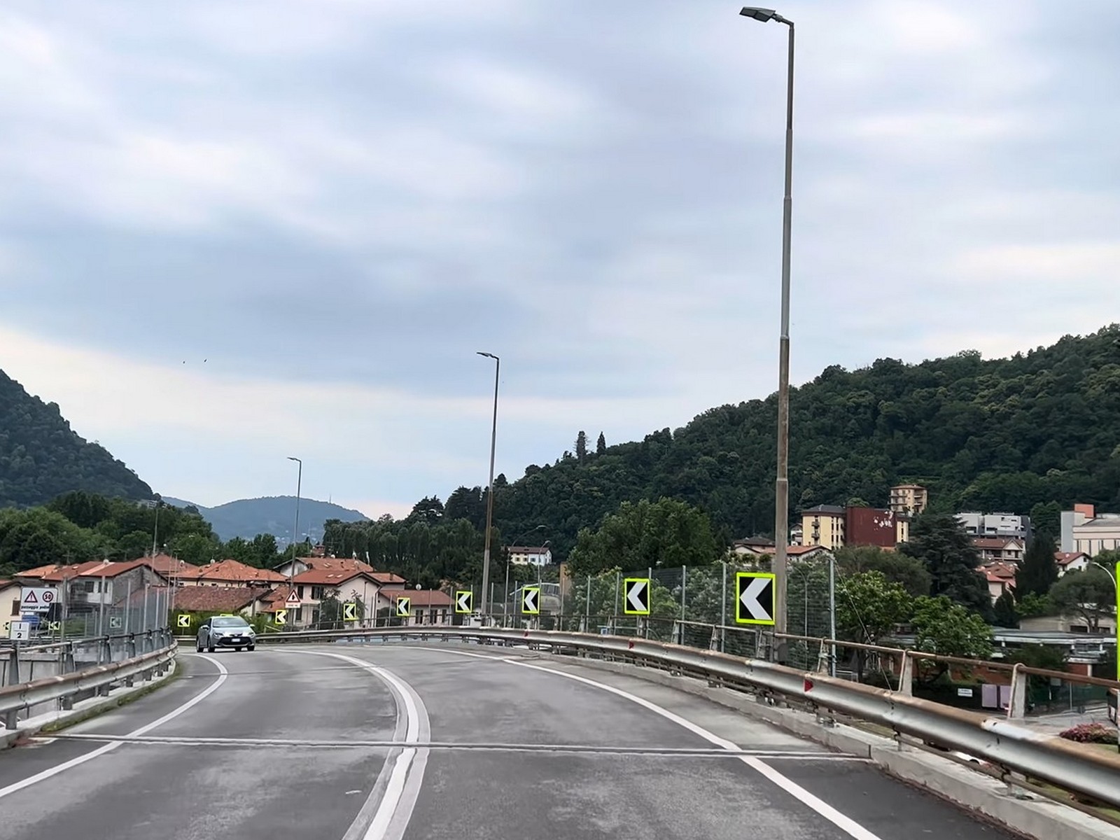 כביש עירוני באיטליה עם שילוט שמתריע על אזור ZTL בקרבת המרכז ההיסטורי