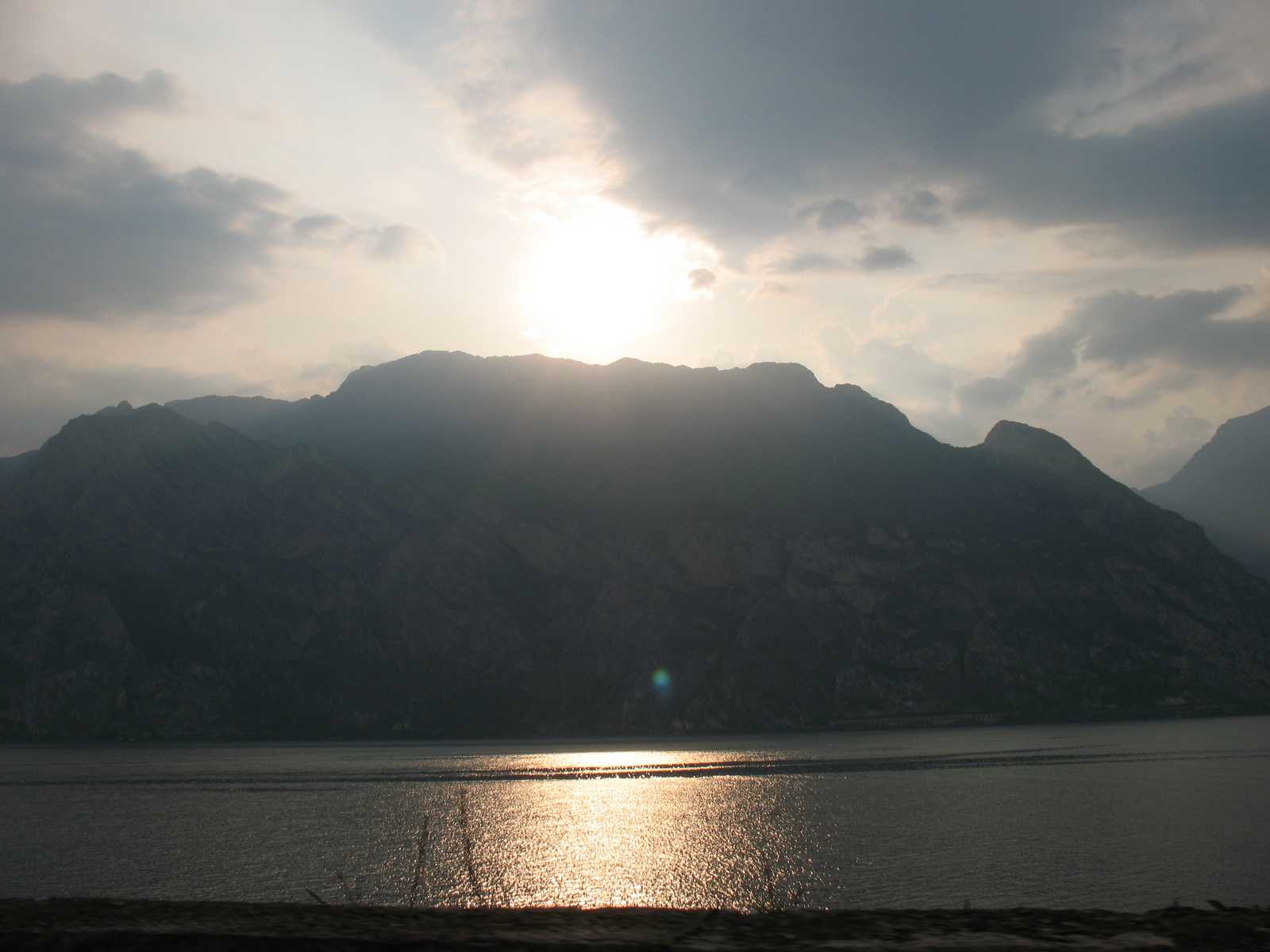 שקיעה דרמטית מעל ההרים והמים של אגם גארדה