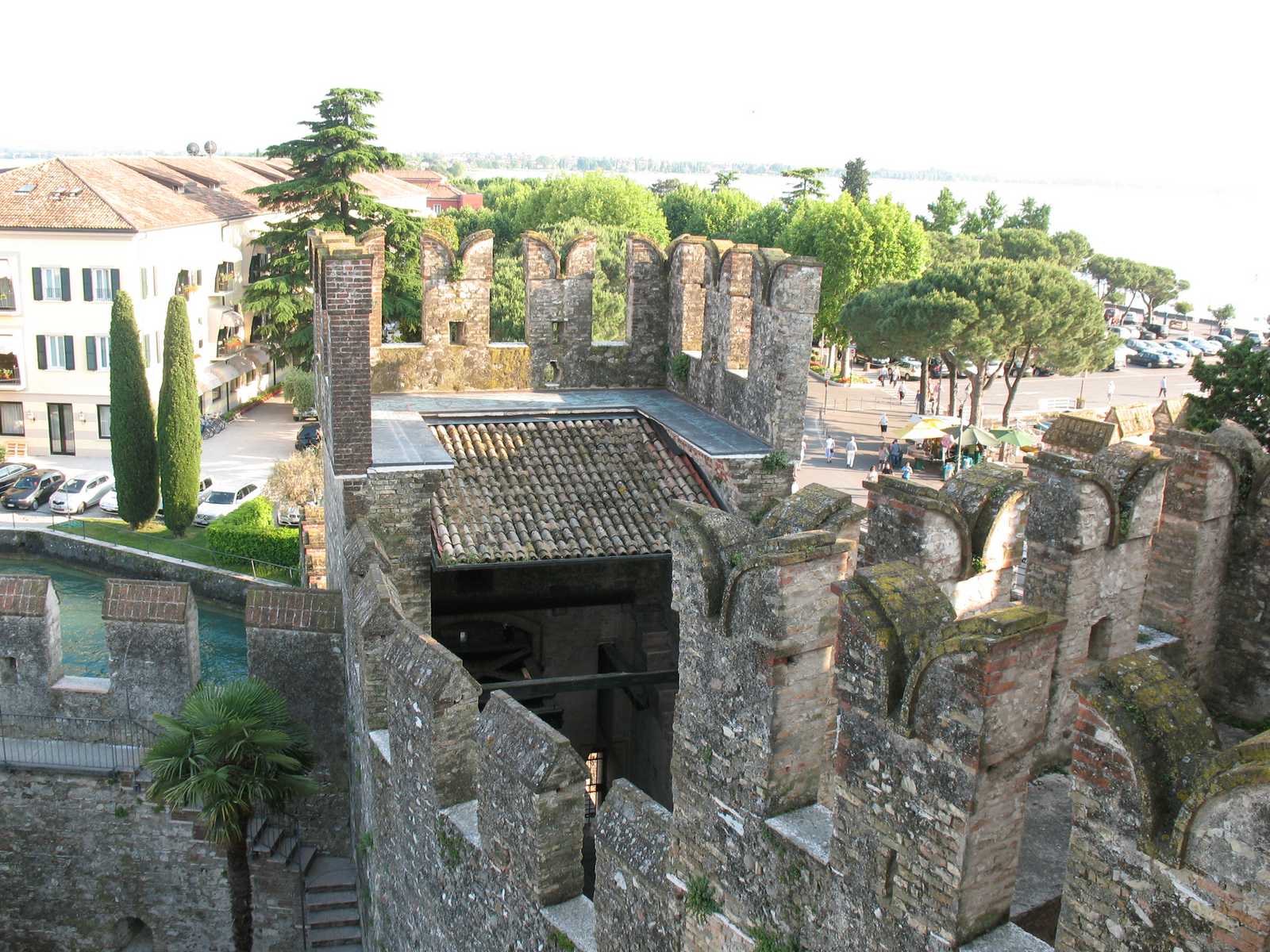 חצר פנימית עם קירות אבן בטירת סירמיונה ליד אגם גארדה