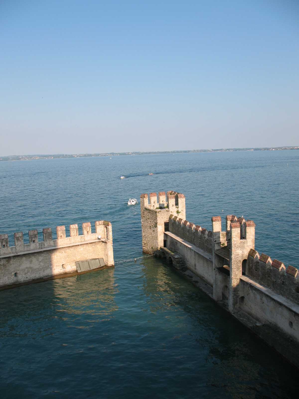 מבט נוסף על החומות של טירת סירמיונה המשתקפות במים של אגם גארדה