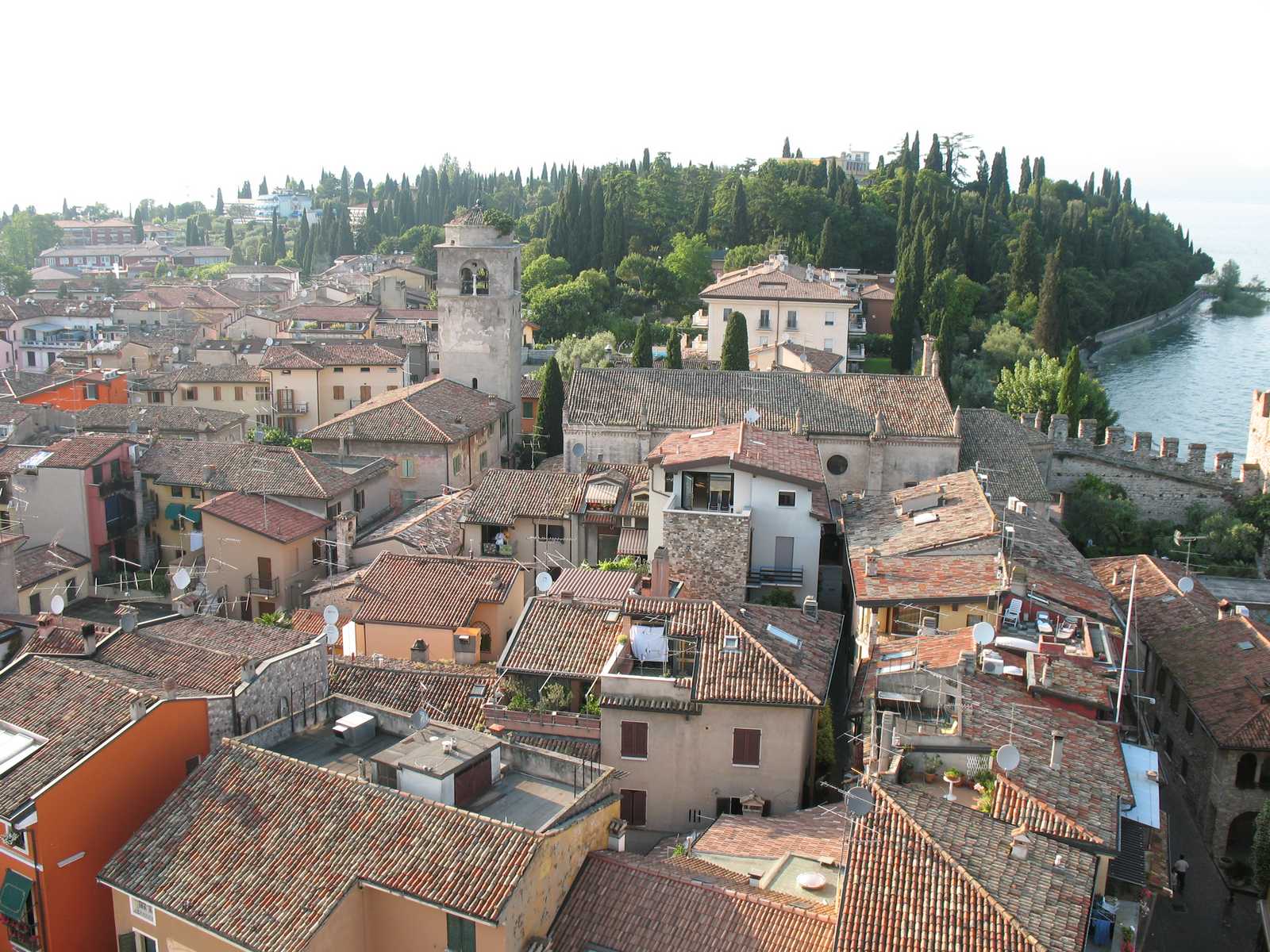 רחובות וגגות מסורתיים בעיירה עתיקה המשקיפה על אגם גארדה