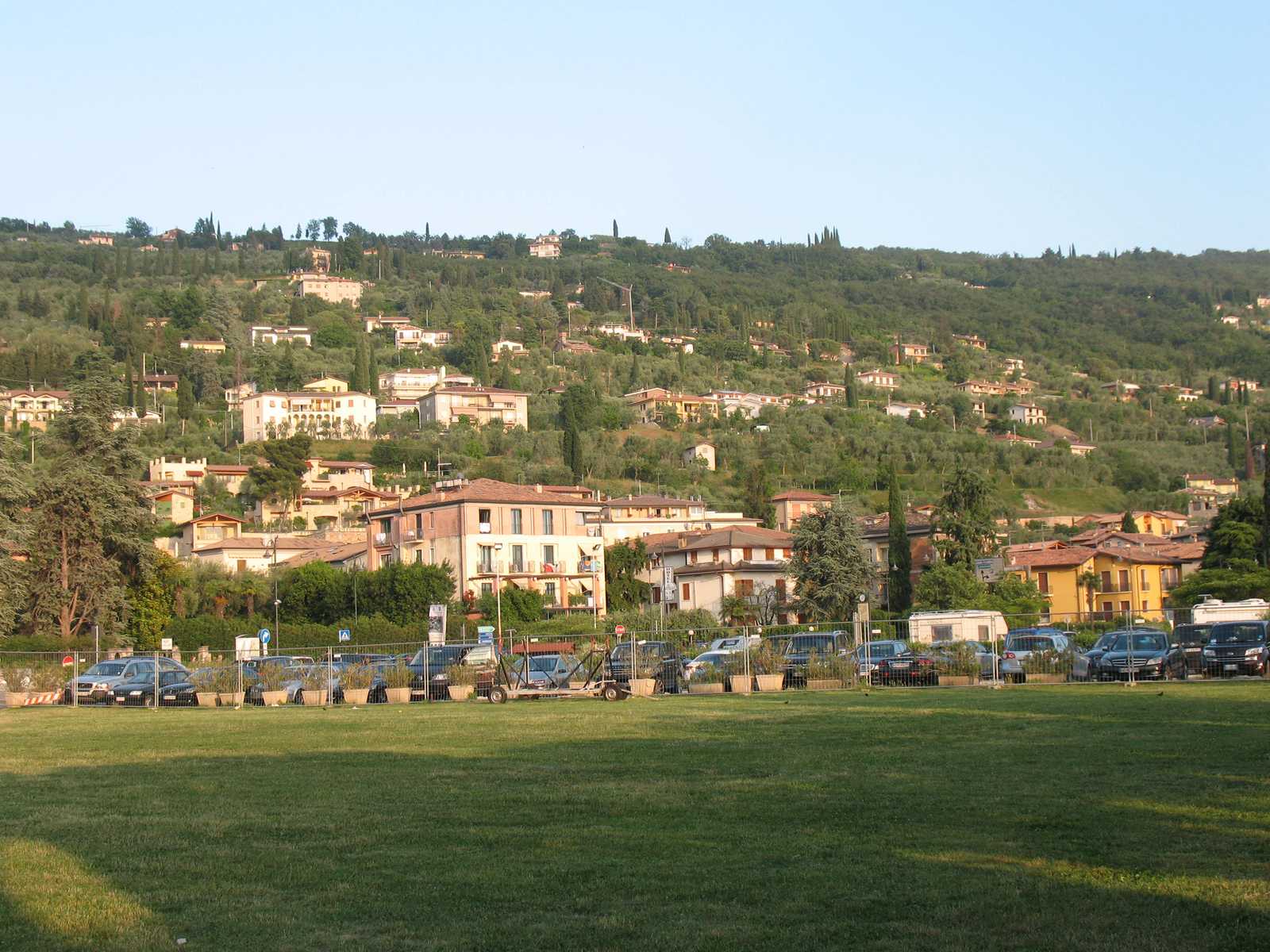 נוף ציורי של עיירה על גבעות ירוקות באזור אומבריה, עם בתים צבעוניים ונוף טבעי רגוע