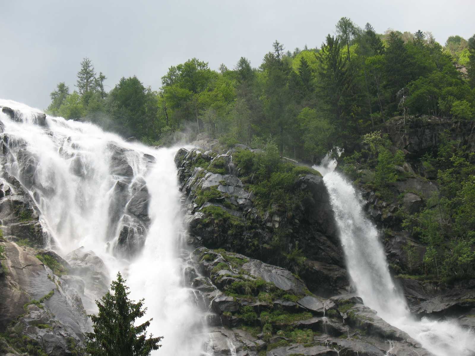 מפל מים מרשים בלב הטבע של אומבריה, מוקף יערות ירוקים ואווירה רעננה