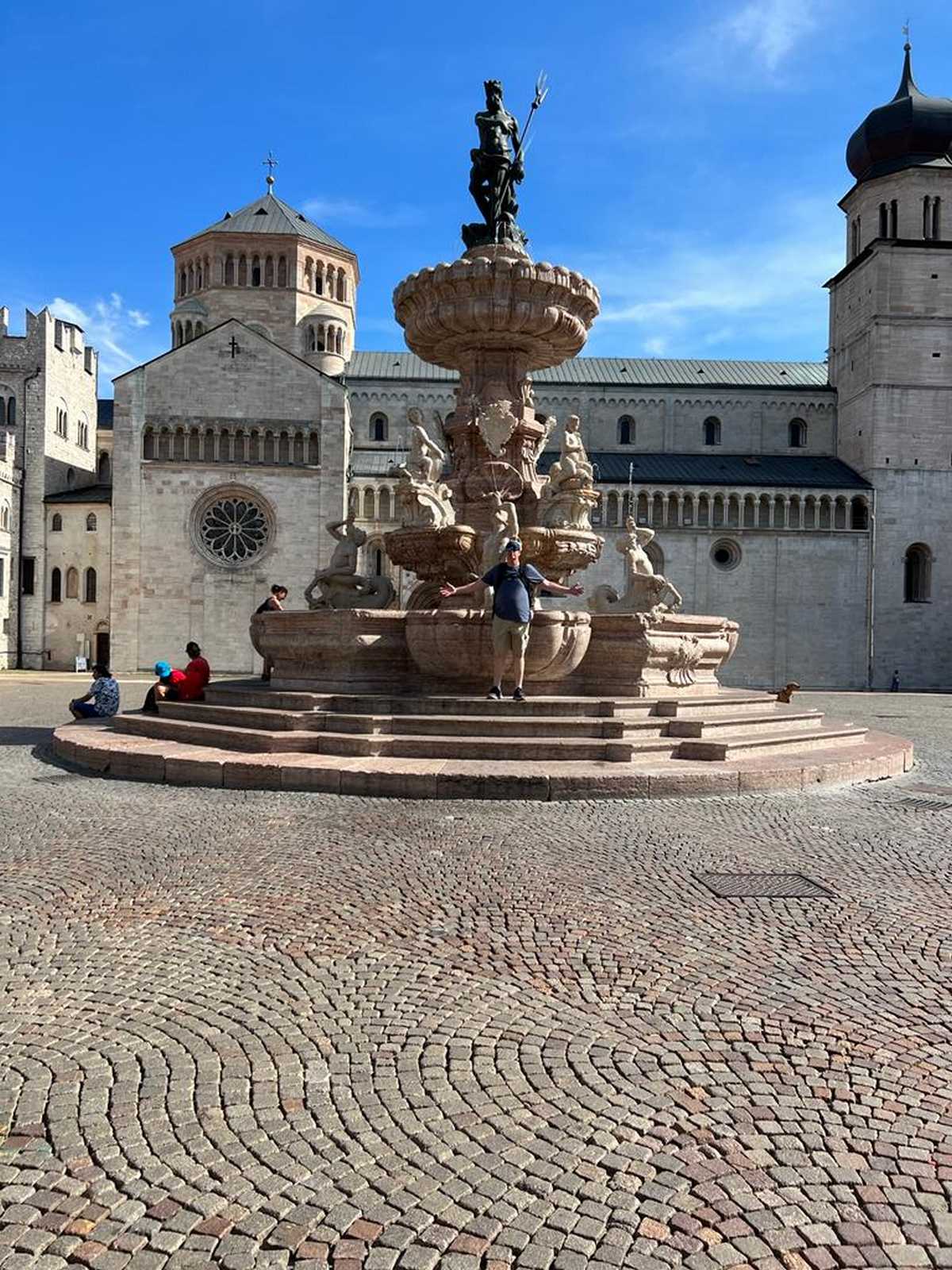 כיכר עתיקה עם מזרקה מרשימה בלב עיר היסטורית באומבריה, עם אדריכלות קלאסית ואווירה מקומית