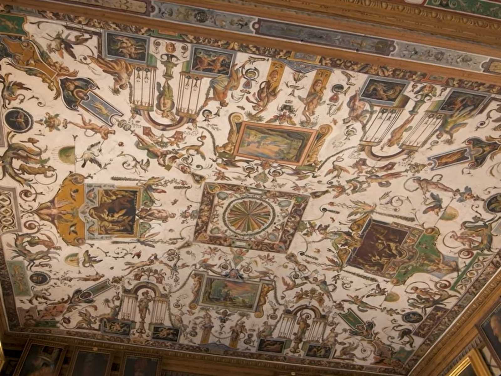 תקרת פרסקו מרהיבה בגלריית אופיצי בפירנצה עם ציורים היסטוריים ודקורציה עשירה