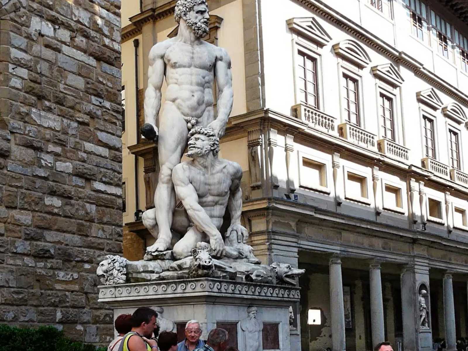 פסלים קלאסיים במסדרונות החיצוניים של גלריית אופיצי בפירנצה בסגנון רנסנסי