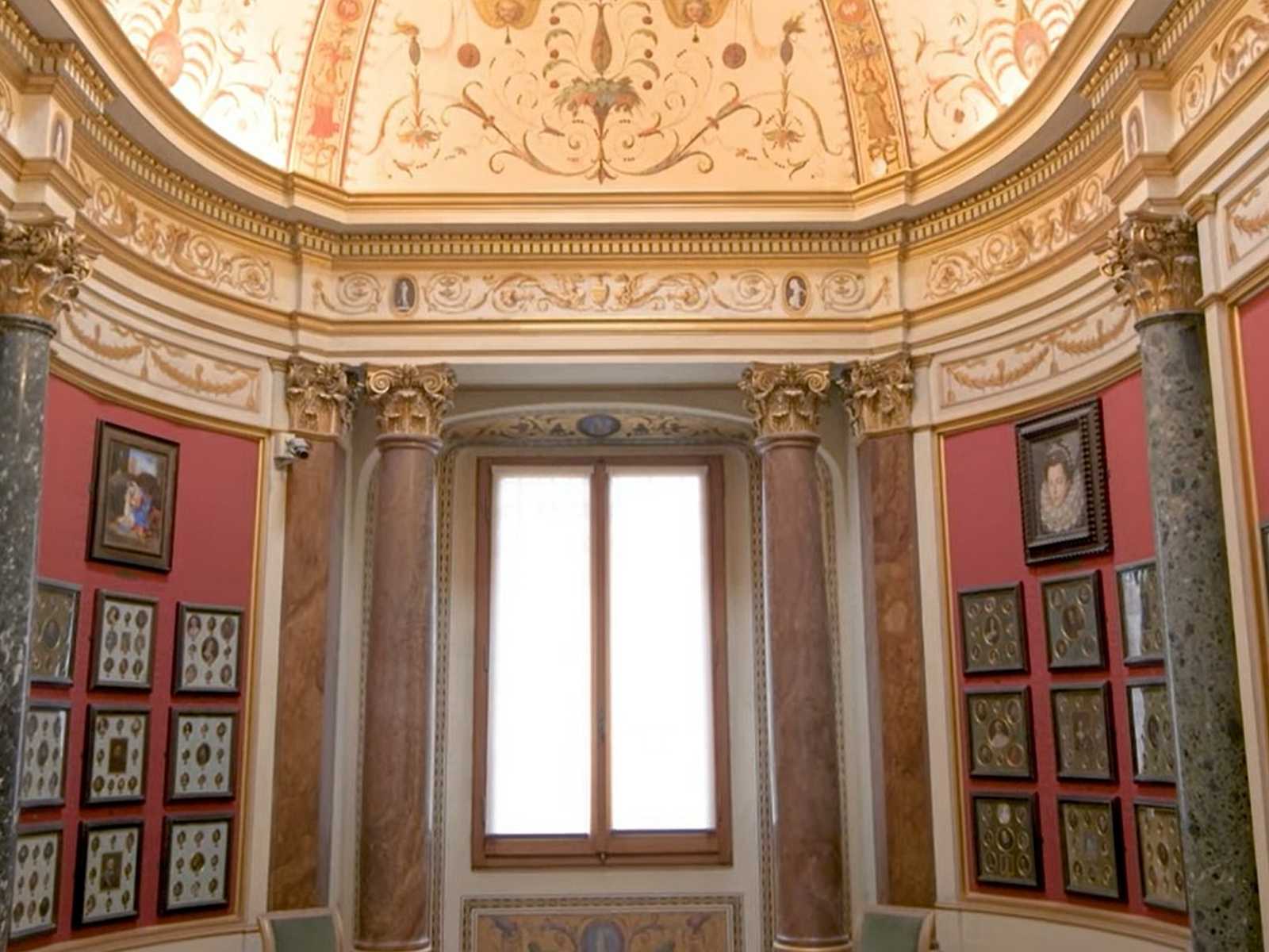 אולם מעוגל עם תקרה מעוטרת וציורי קיר בתוך גלריית אופיצי בפירנצה