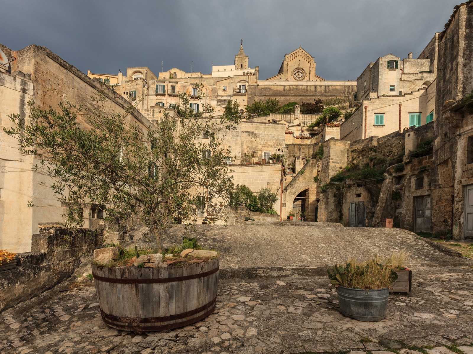 רחוב אבן היסטורי עם קשתות בעיר עתיקה בבזיליקטה