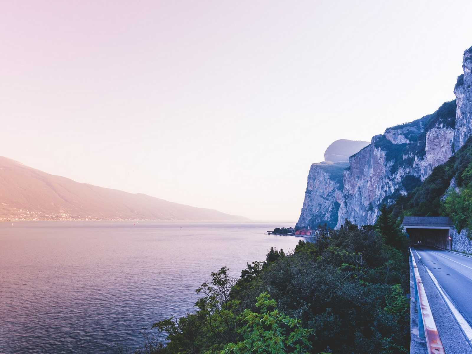 נוף חורפי של מצוקים מעל האגם של גארדה בדצמבר