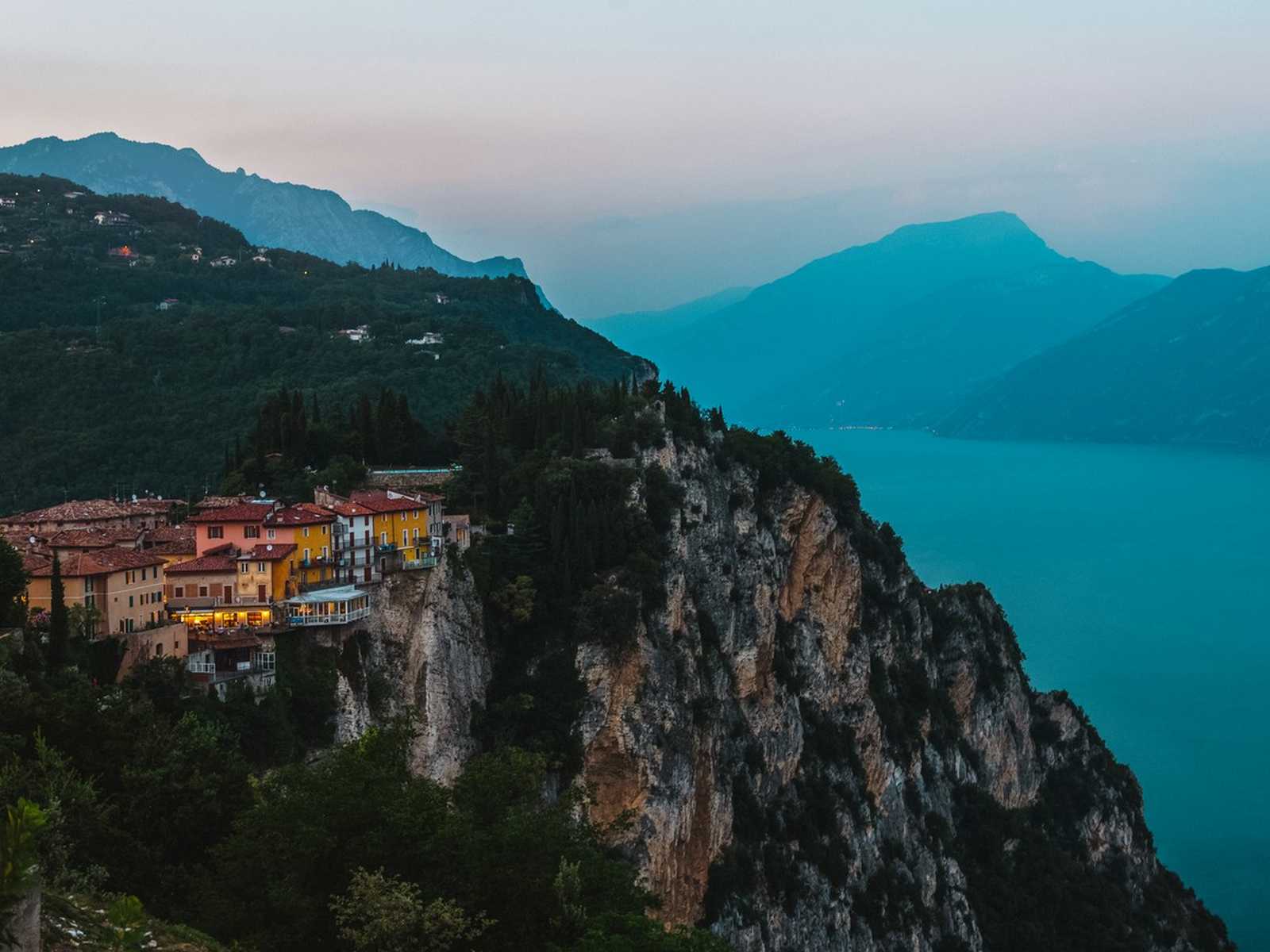 עיירה ציורית על צוק מעל האגם של גארדה בדצמבר