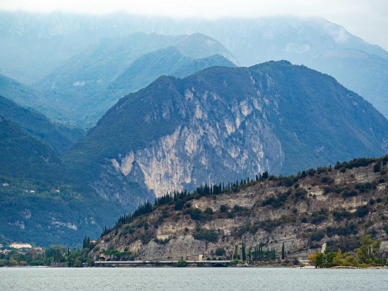 נוף הררי דרמטי סביב האגם של גארדה בדצמבר