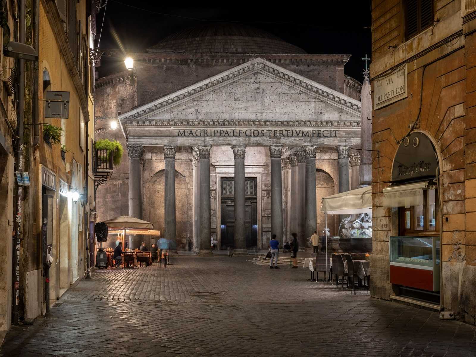 חזית המבנה העתיק של הפנתיאון ברומא כפי שנראית מכיכר Piazza della Rotonda בשעות הערב.