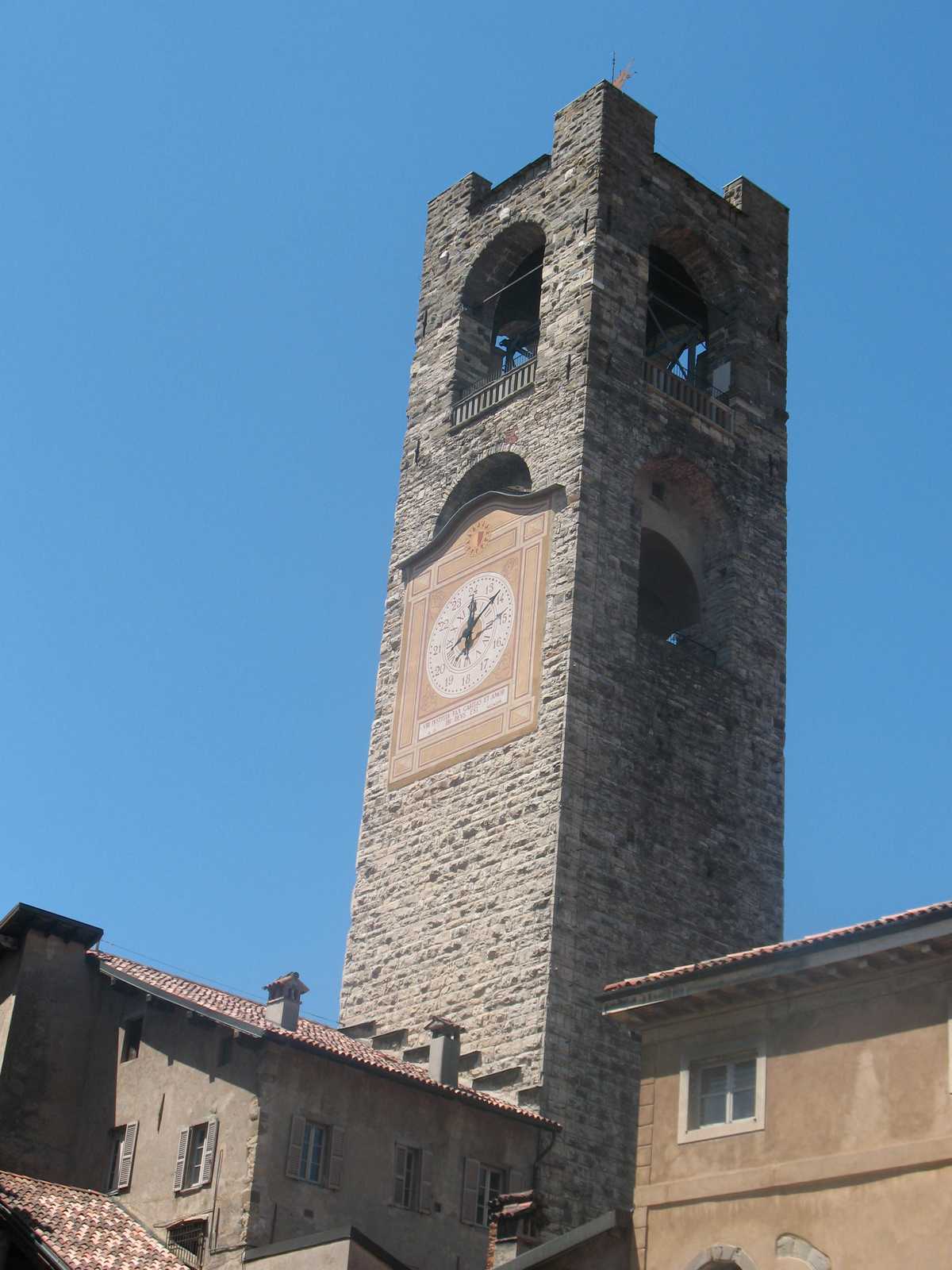 מגדל למברטי בורונה (Torre dei Lamberti) – נקודת תצפית מרכזית בונטו