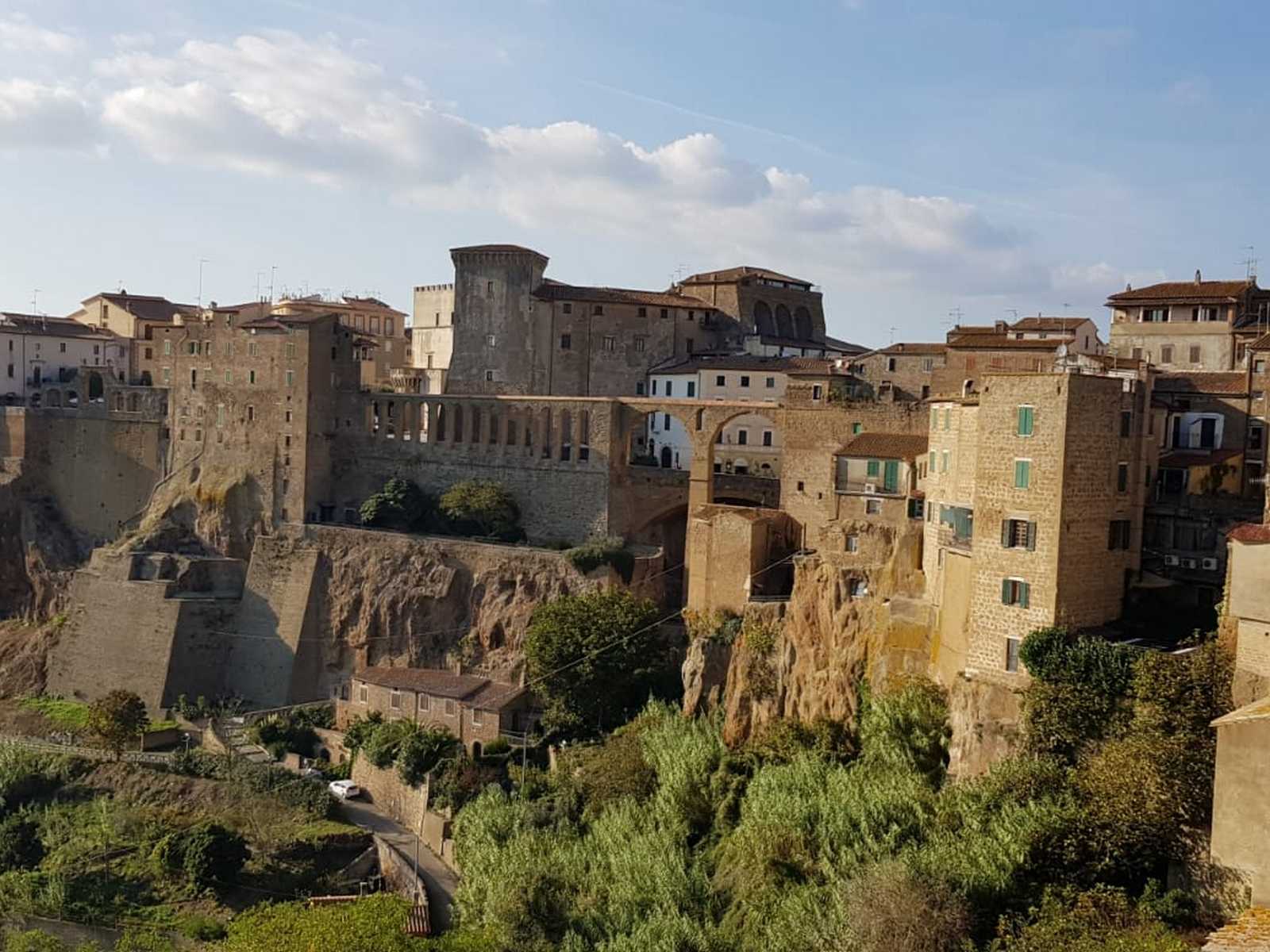 עיר האבן פיטיליאנו הבנויה על מצוקי טוף בנוף הדרמטי של דרום טוסקנה