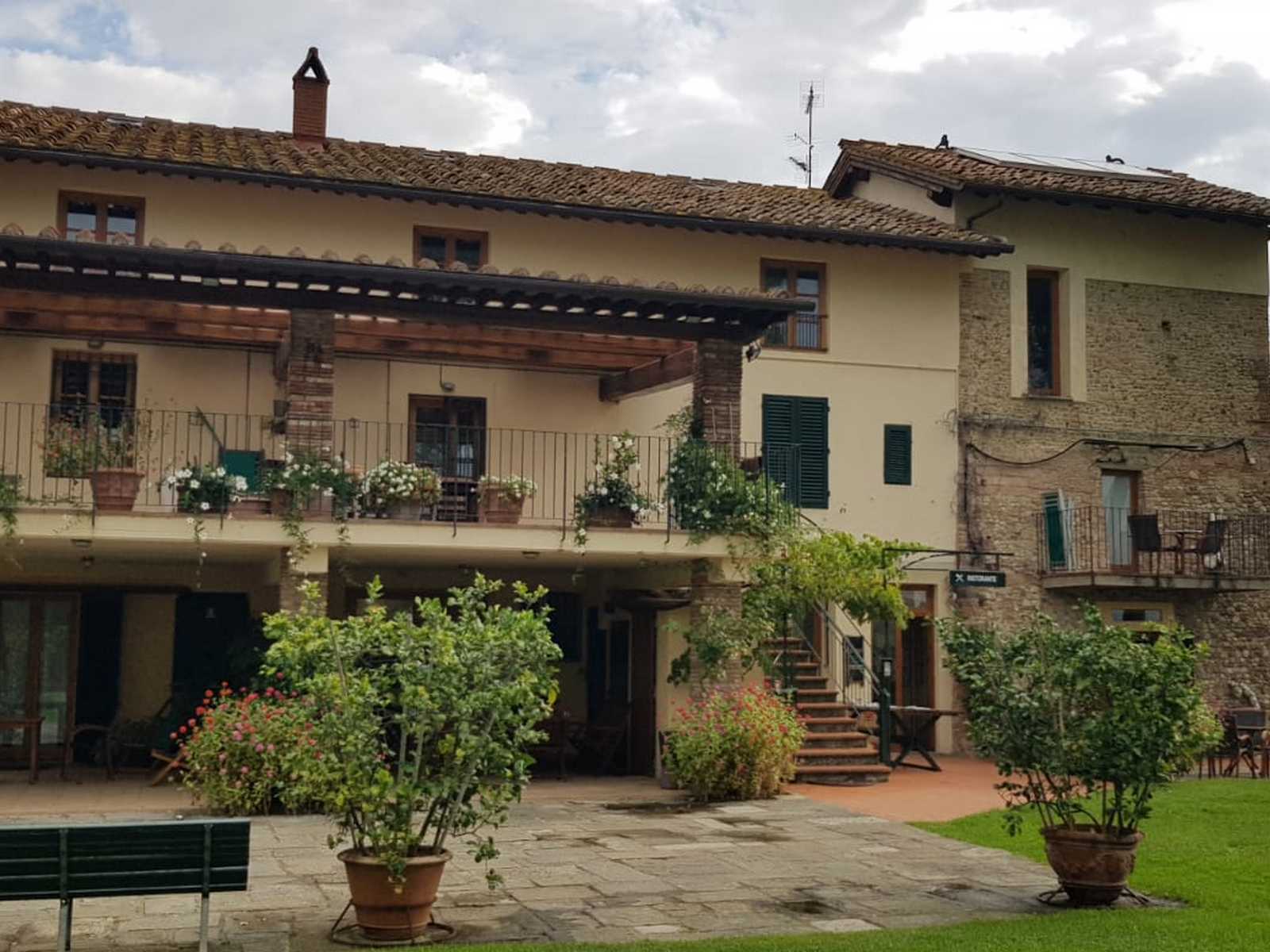 בית כפרי מסורתי בסגנון אגריטוריזמו בלב הנוף הכפרי של טוסקנה