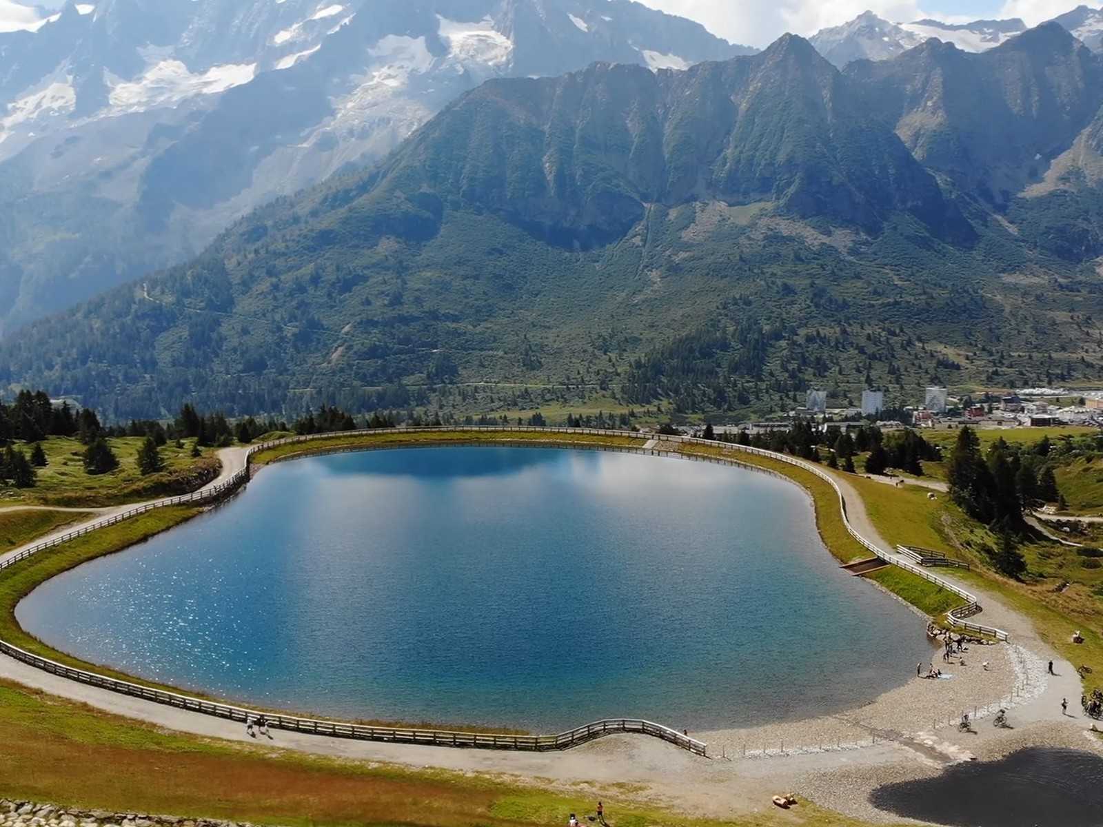 אגם אלפיני בצפון איטליה באווירה רומנטית של ירח דבש באיטליה