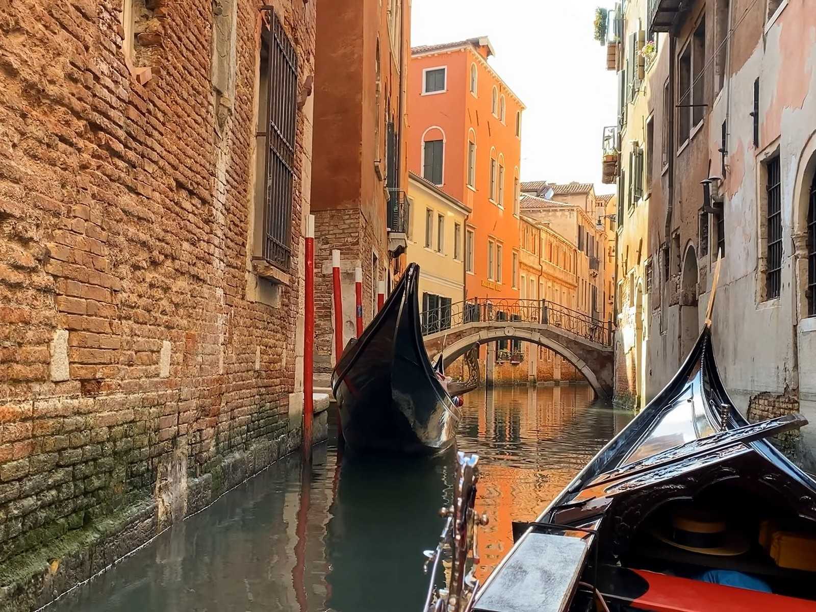 שייט בגונדולה בוונציה כחלק מחופשת ירח דבש באיטליה