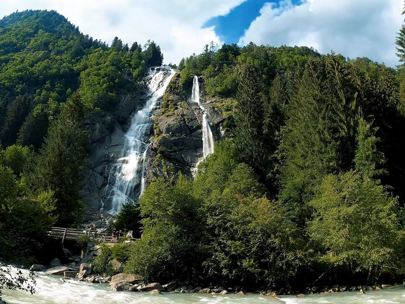 מפל מרהיב בטבע האיטלקי במהלך ירח דבש באיטליה
