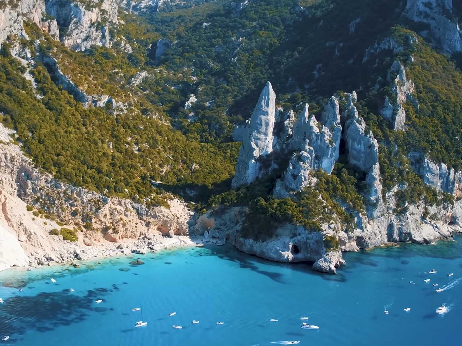 חוף טורקיז דרמטי באמאלפי לרומנטיקה של ירח דבש באיטליה