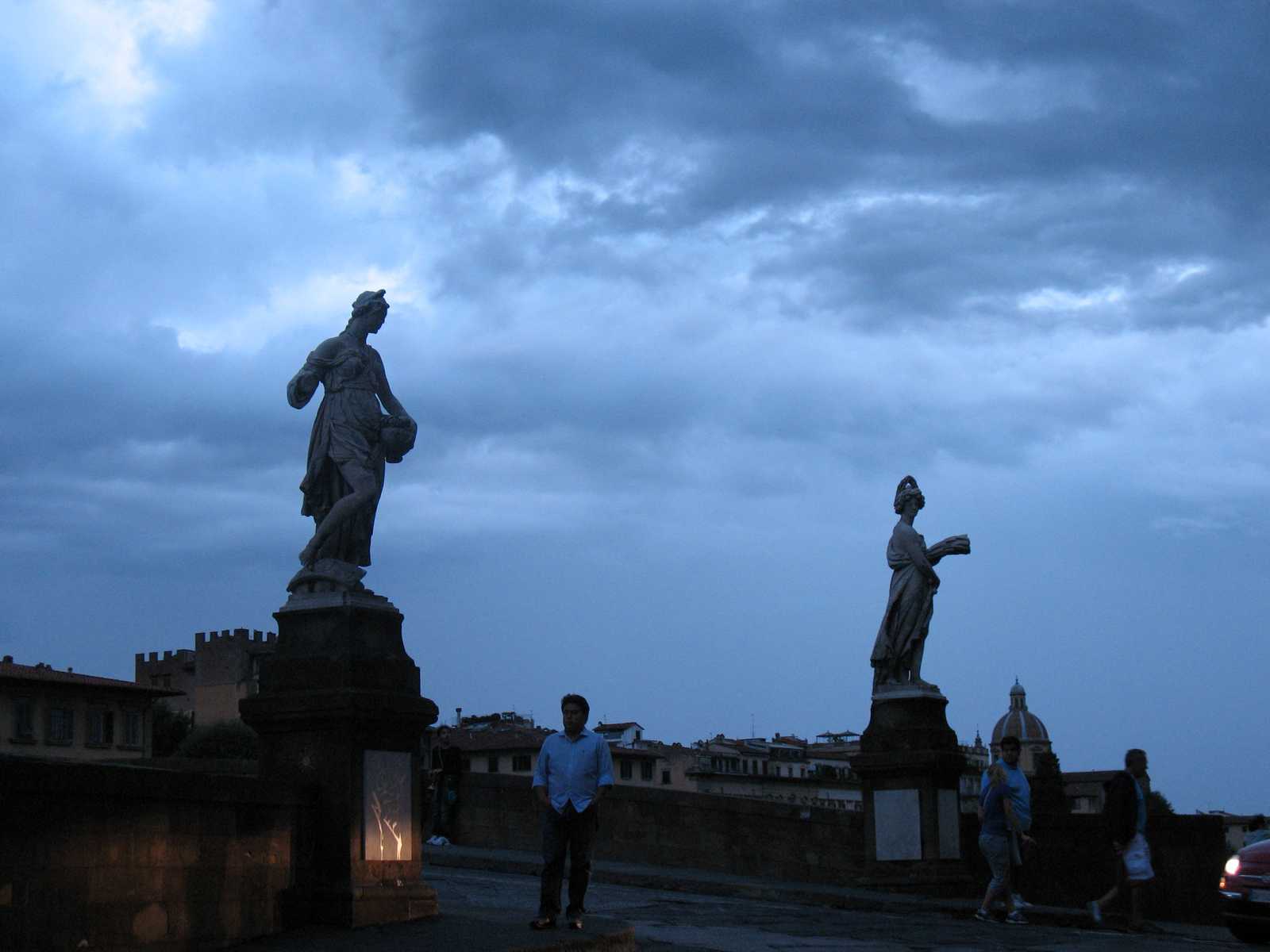 פסל על גשר סנט אנג'לו (Ponte Sant’Angelo) ברומא באזור לאציו בשעות ערב