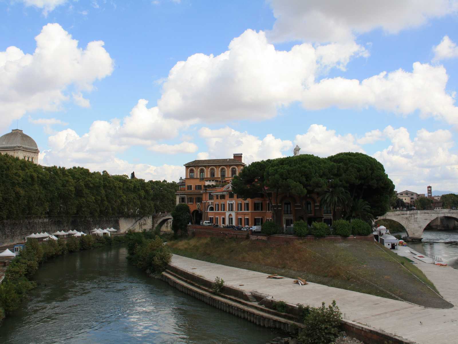 נהר טיבר (Tiber River) וגשר היסטורי ברומא באזור לאציו ביום בהיר
