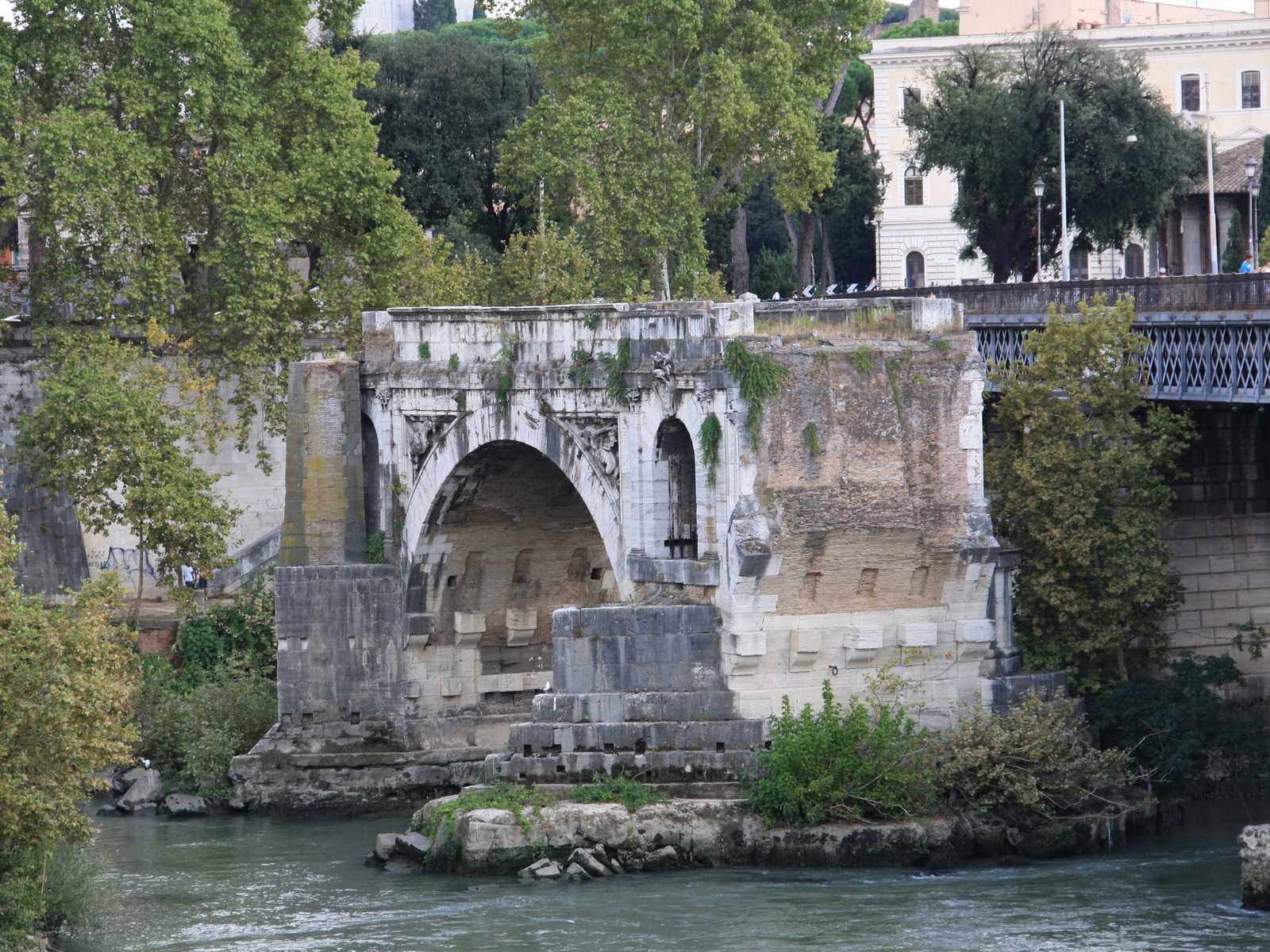 שרידי הפורום הרומי (Roman Forum) והמזרקות העתיקות באזור לאציו