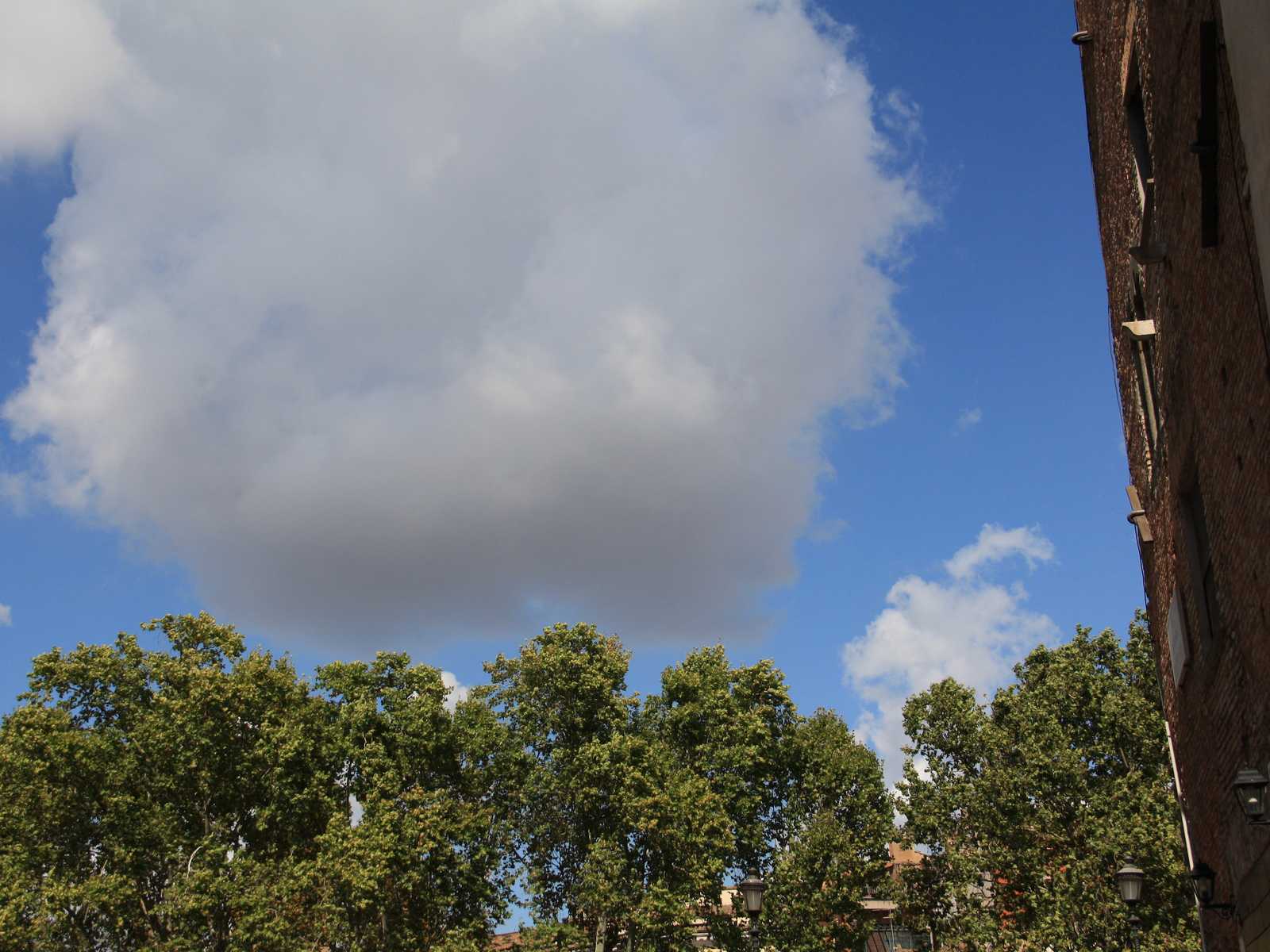 שמיים פתוחים ונוף טבעי מעל אזור כפרי ליד רומא בלאציו