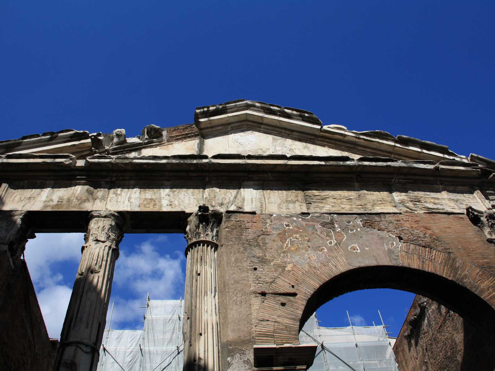 קשת טיטוס (Arch of Titus) בפורום הרומי ברומא באזור לאציו