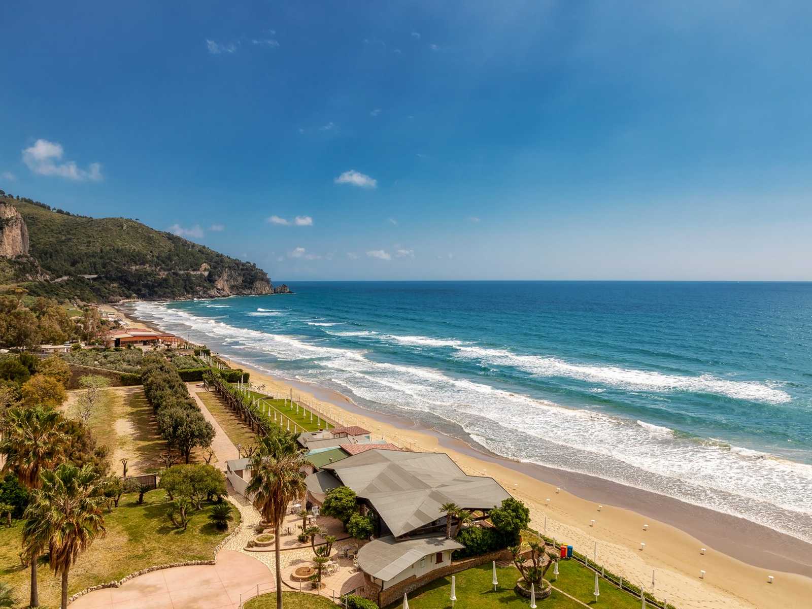 חוף סרלונגה (Sperlonga Beach) עם מים טורקיז באזור לאציו