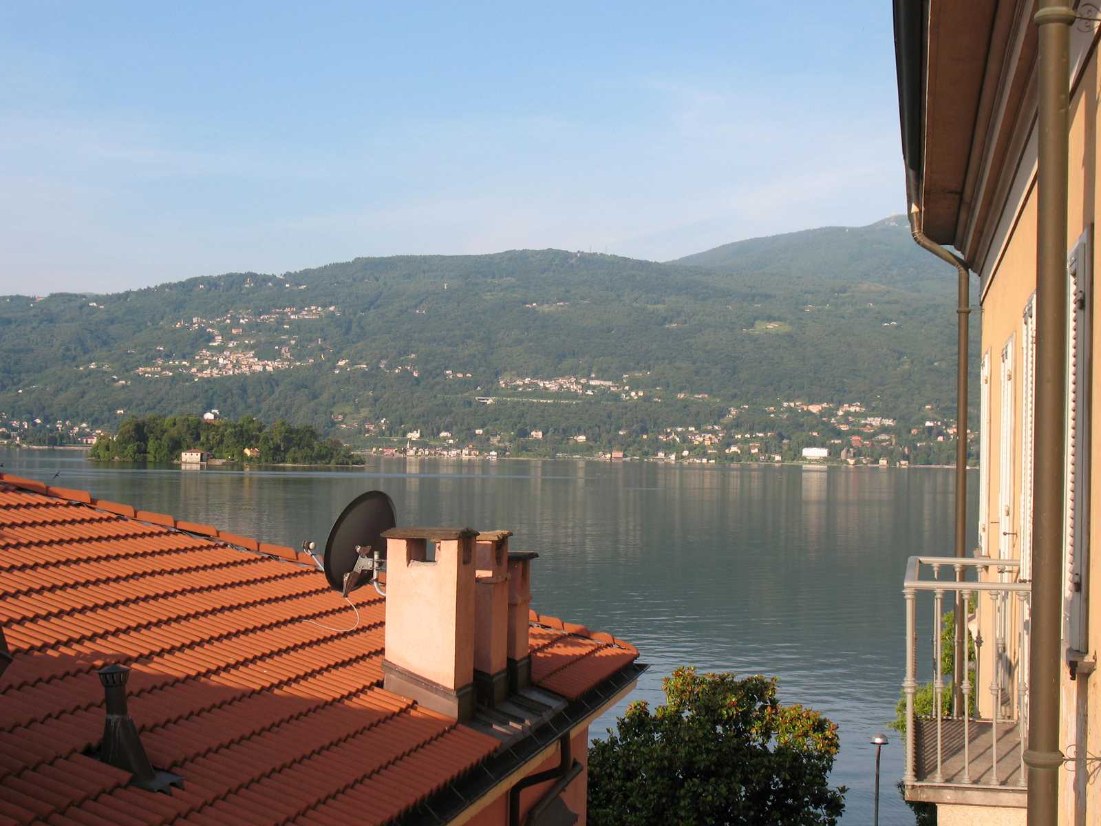 מרפסת עם נוף לאגם ולהרים, אחת החוויות היפות ביותר בלומברדיה