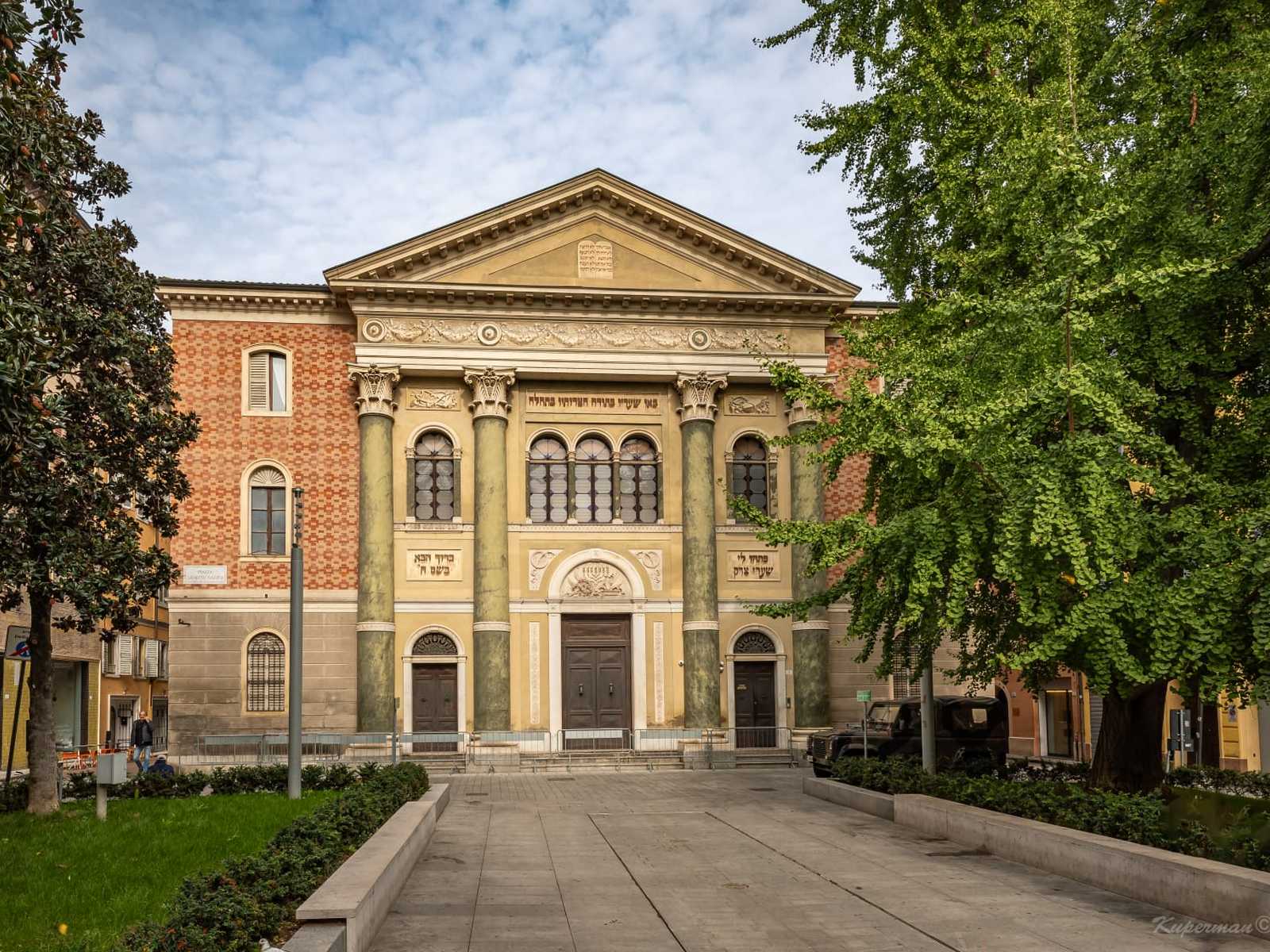 מבנה היסטורי מפואר עם גינה מטופחת בעיר תרבותית בלומברדיה