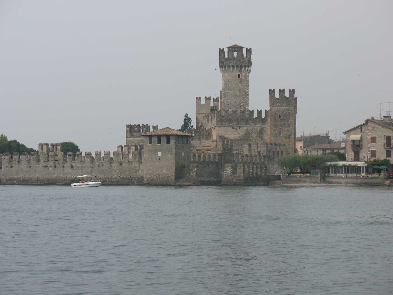 מבצר עתיק על אי קטן בתוך האגם, נקודת ציון ייחודית בלומברדיה