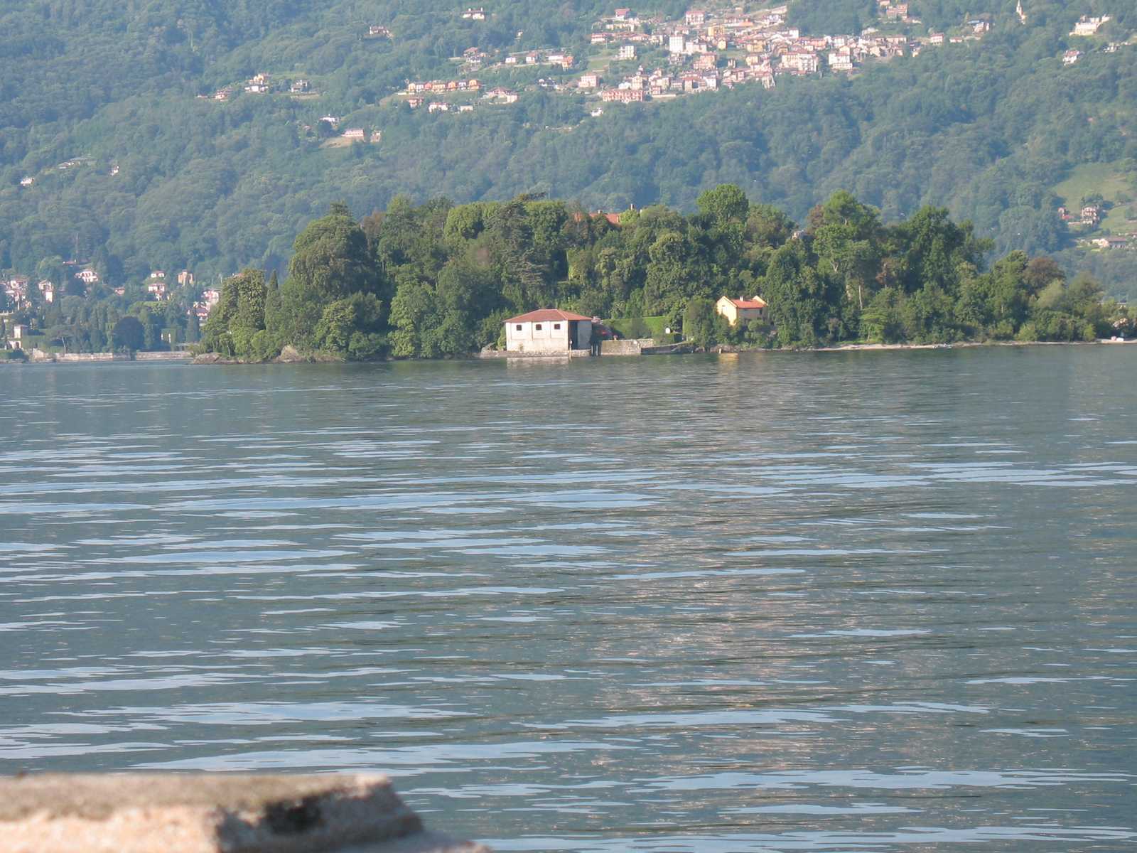 נוף רגוע של אגם והרים ירוקים מסביב, אחד המראות הקלאסיים של לומברדיה