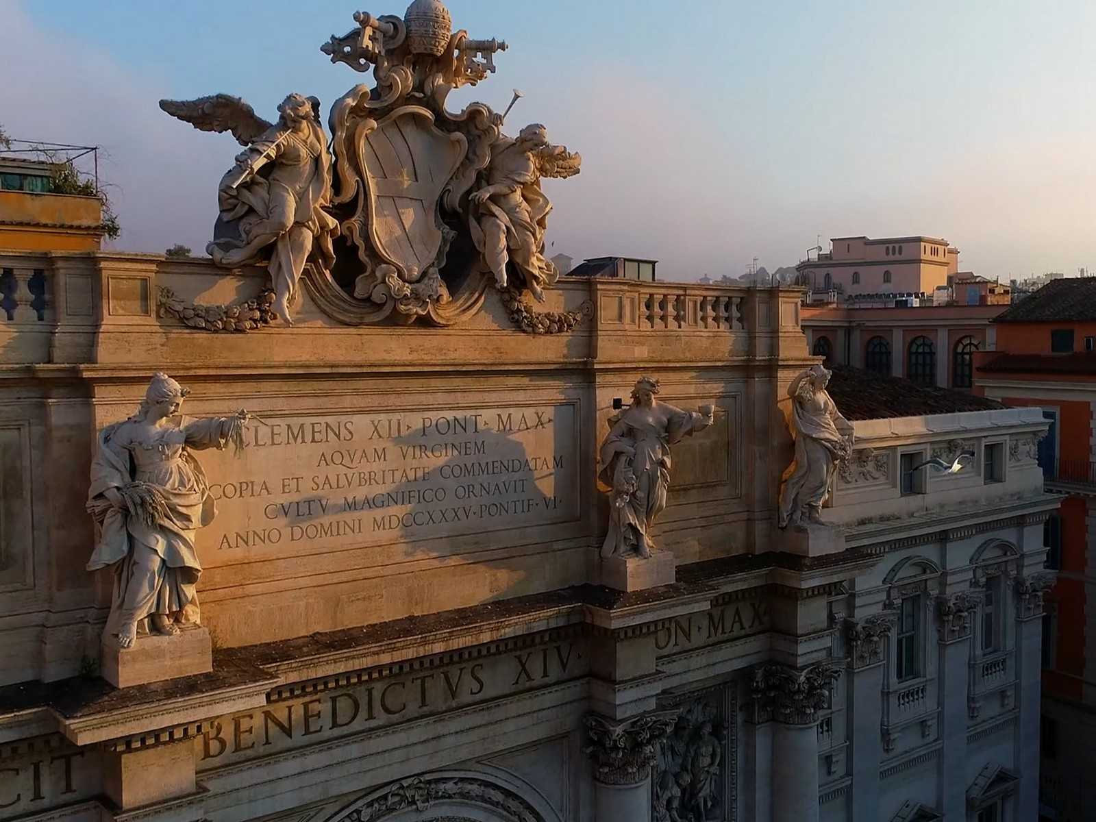 פרט מהחזית המפוארת של מזרקת טרווי עם הדמויות המיתולוגיות המעטרות את המזרקה.