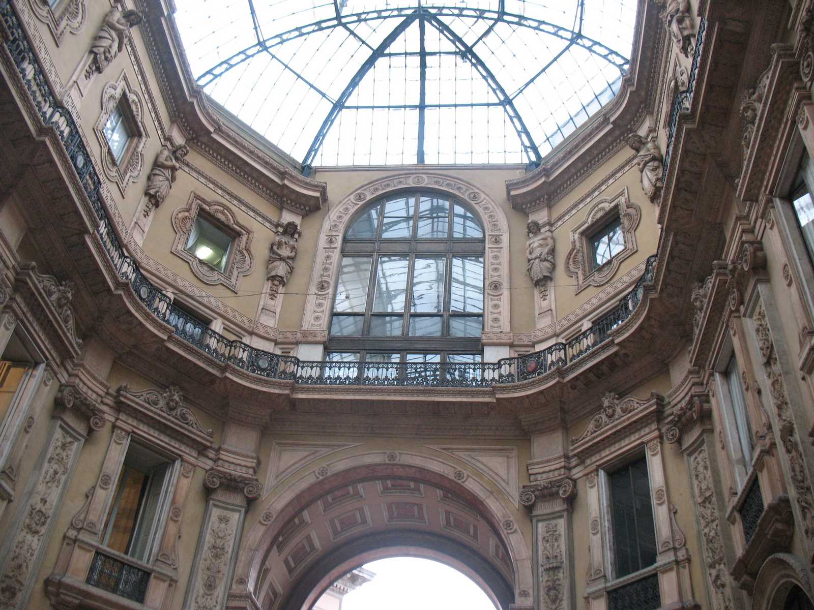 כיפת הזכוכית המרשימה בתוך גלריית ויטוריו עמנואלה השני במרכז מילאנו.