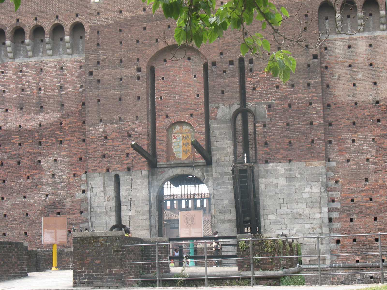 שער הכניסה והחומות של טירת ספורצה ההיסטורית במילאנו.