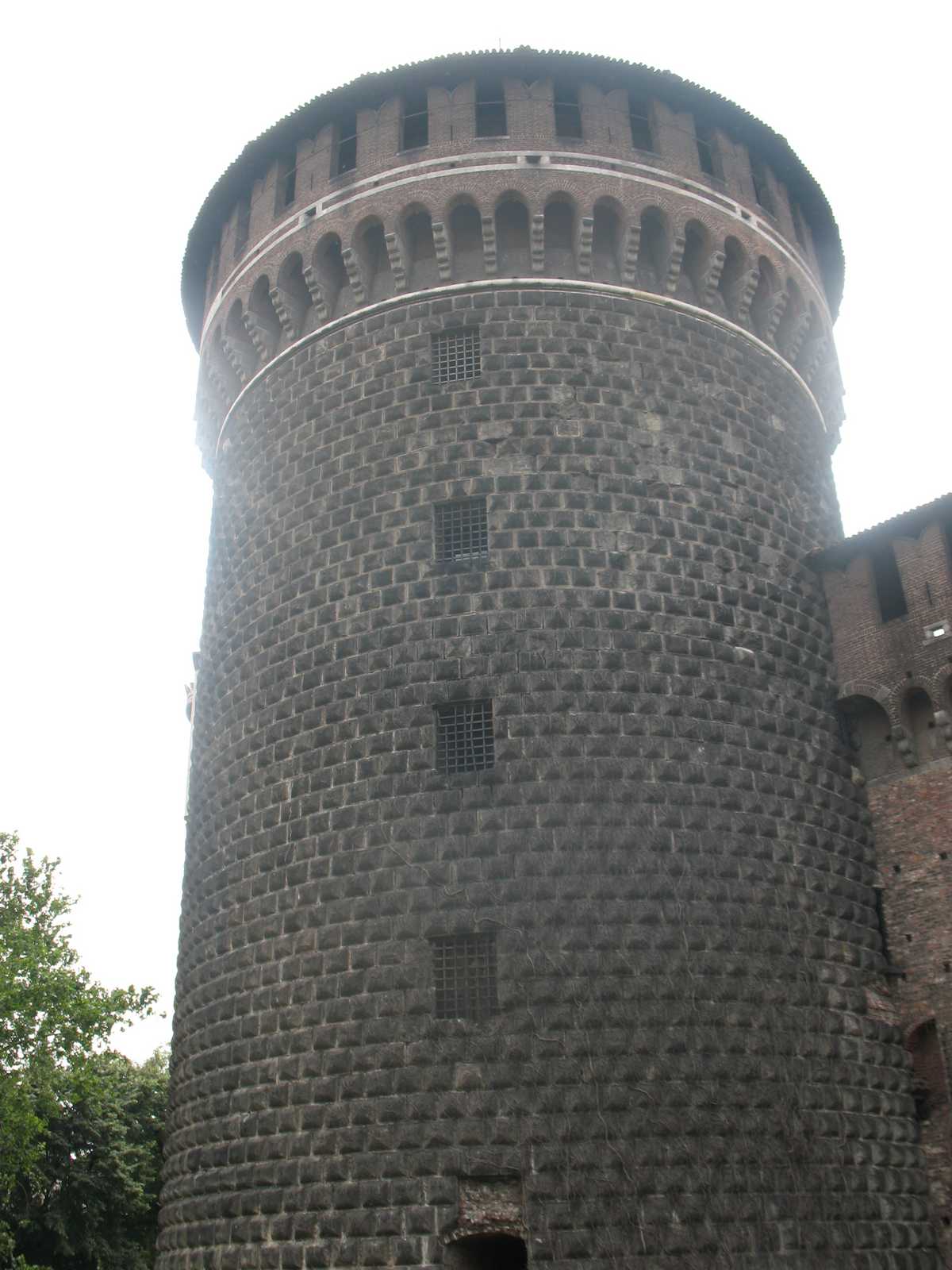 מגדל ההגנה העגול של טירת ספורצה בפארק סמפיונה במילאנו.