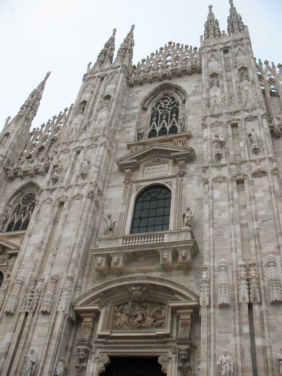 החזית הגותית המפוארת של קתדרלת הדואומו בלב מילאנו.