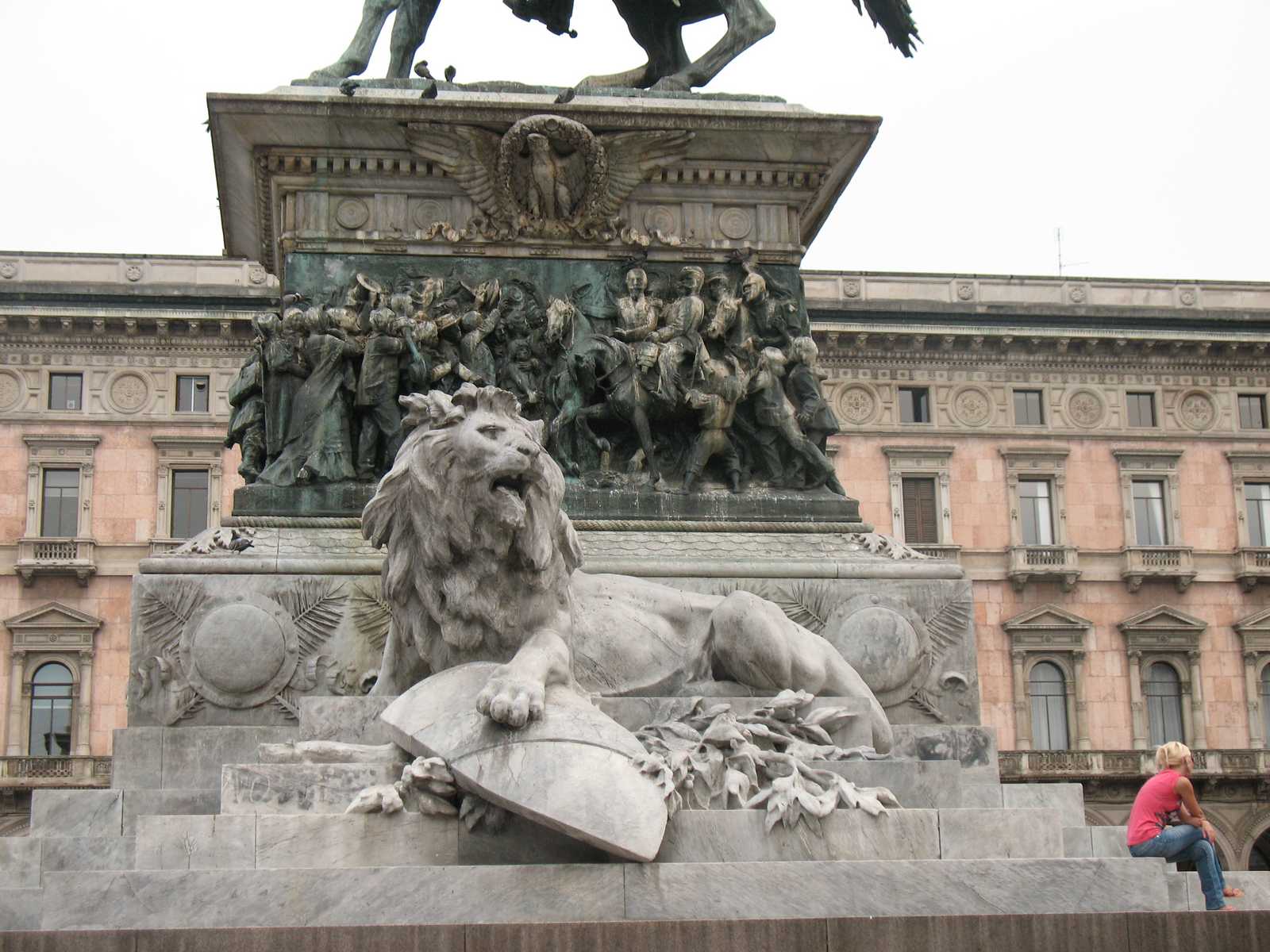 פסל האריה באנדרטה לוויטוריו עמנואלה השני בכיכר הדואומו במילאנו.