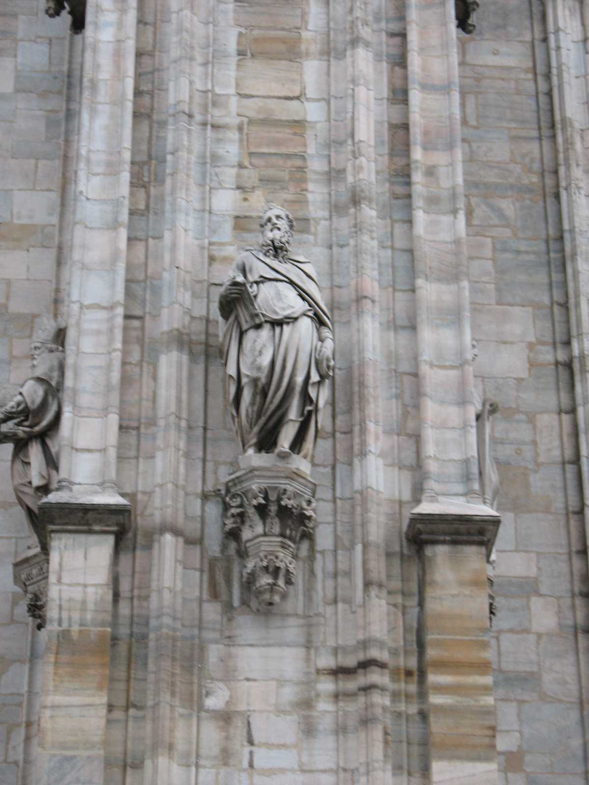 פסל קדוש המעוטר בחזית קתדרלת הדואומו במילאנו.