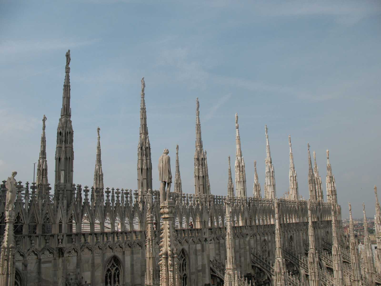 צריחי השיש המחודדים של קתדרלת הדואומו מעל קו הרקיע של מילאנו.