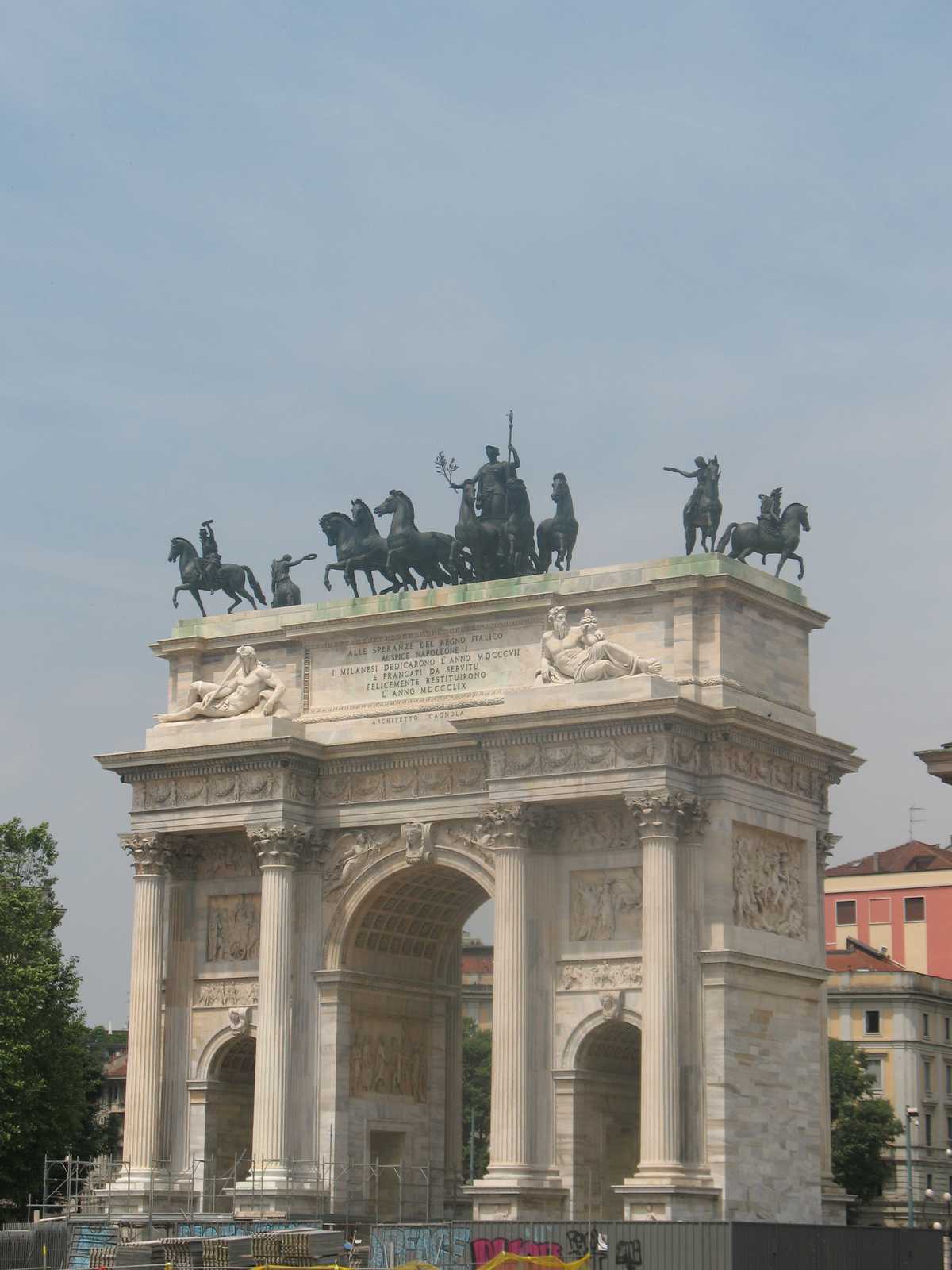 שער הניצחון Arco della Pace בקצה פארק סמפיונה במילאנו.